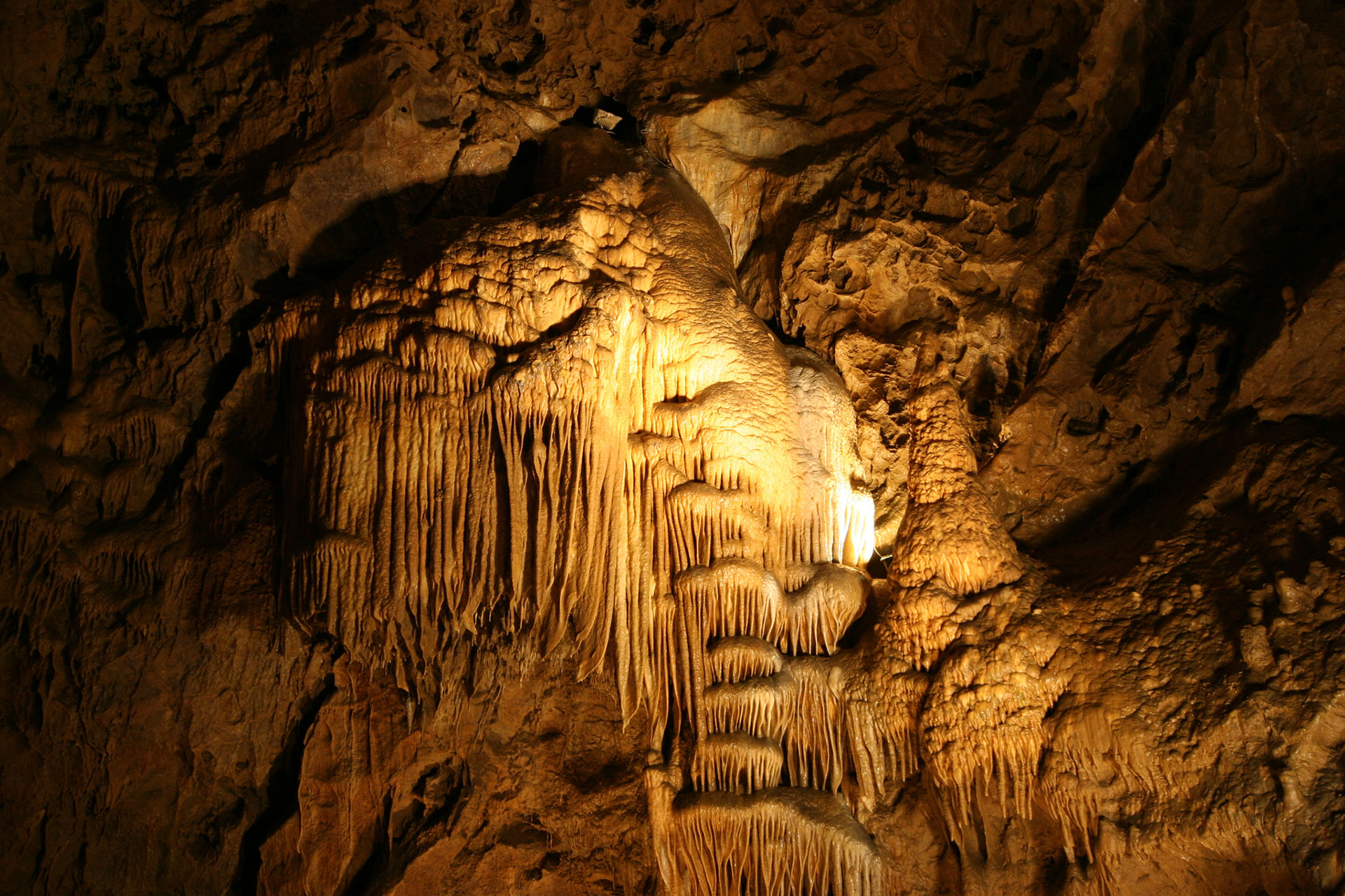 Grotte de Comblain - spectacle naturel - passionnant - Liège - Curieux - aventurier - monde souterrain - joyau naturel - vallée de l’Ourthe