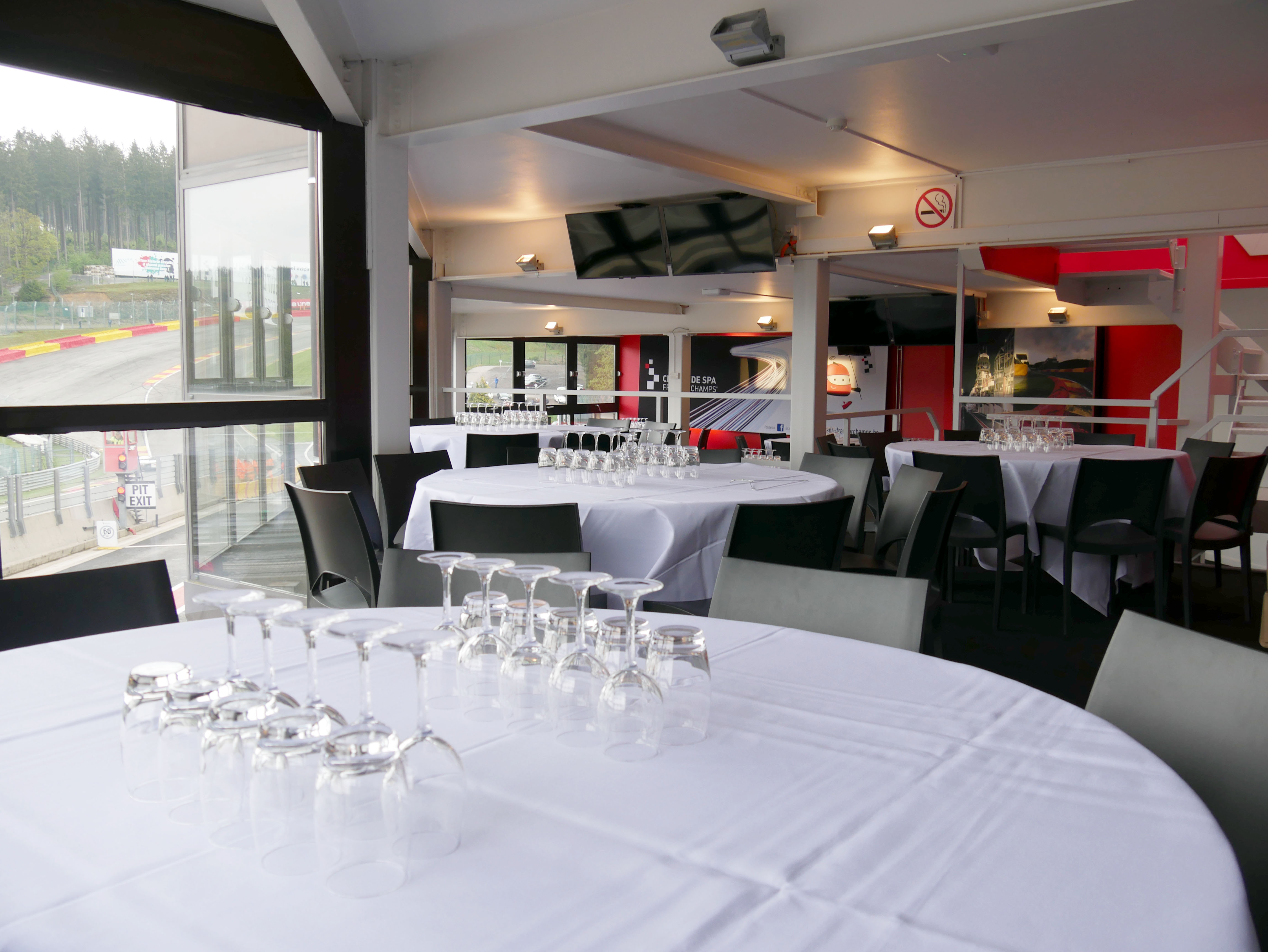 Mezzanine avec table et verres pour vos événements au circuit de Spa-Francorchamps