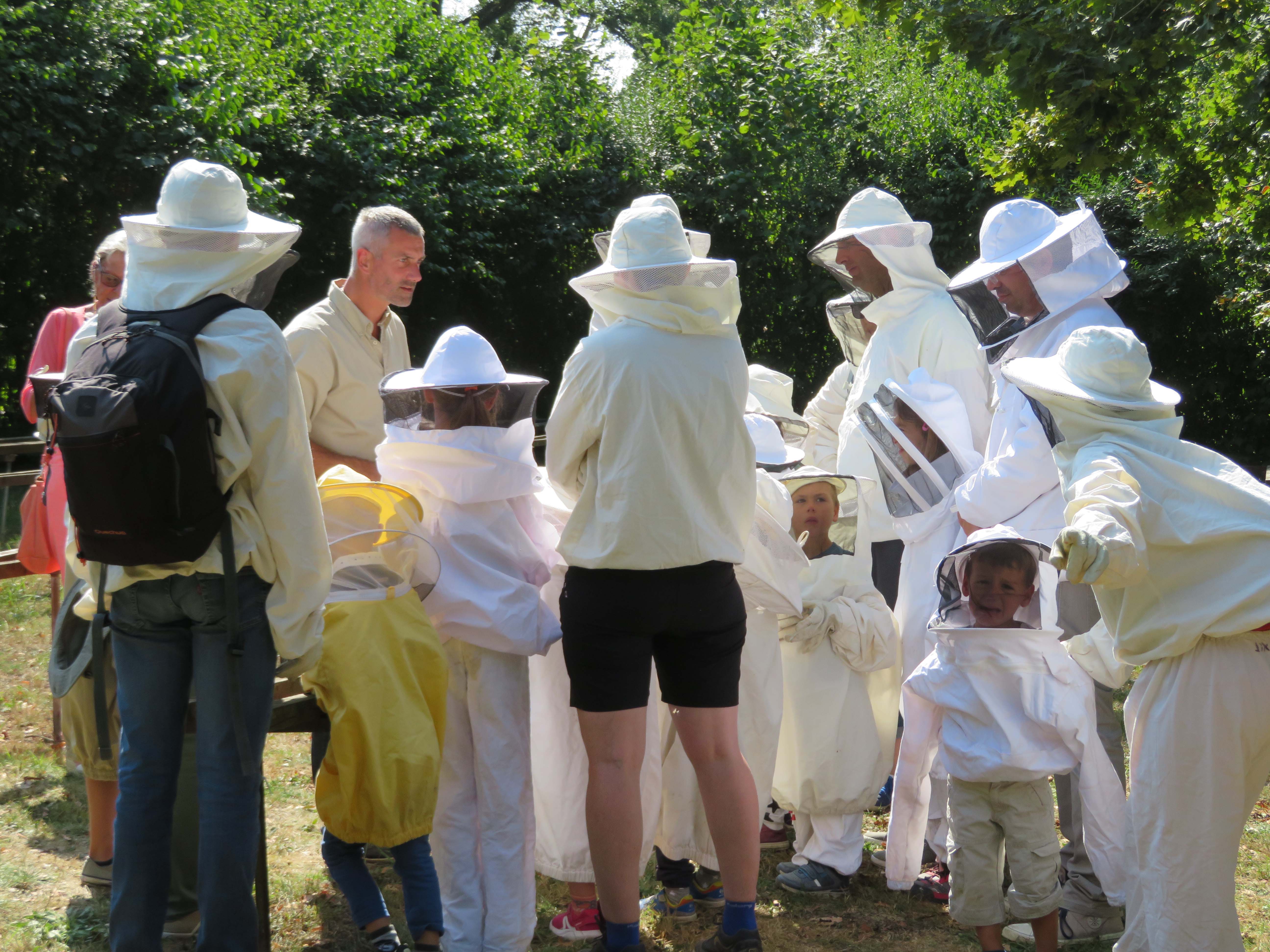 Groupe en habits d'apiculteurs lors de la fête du miel et de la nature à l'Aquascope de Virelles