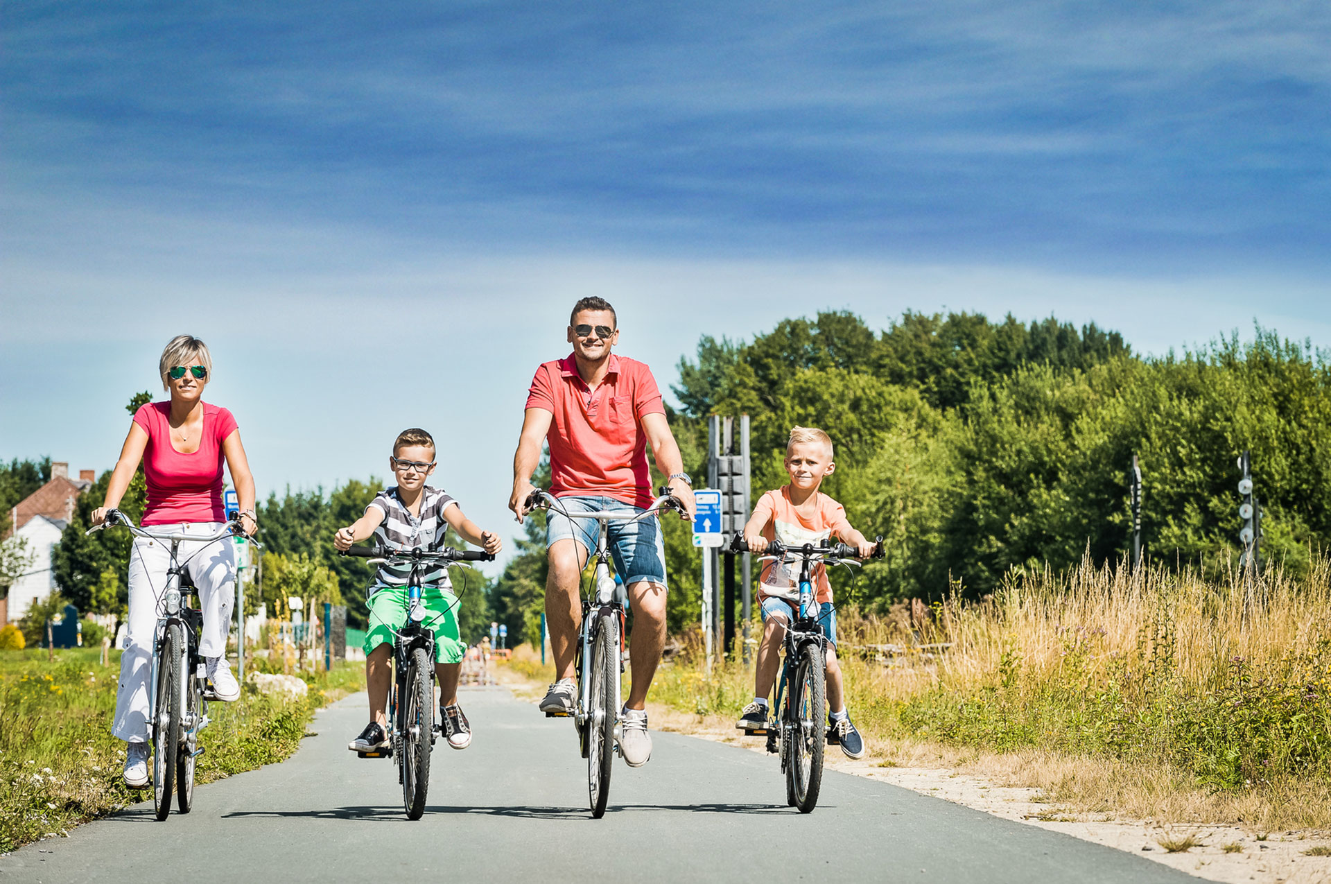 Famille en balade à vélo sur le RAVeL en province de Hainaut