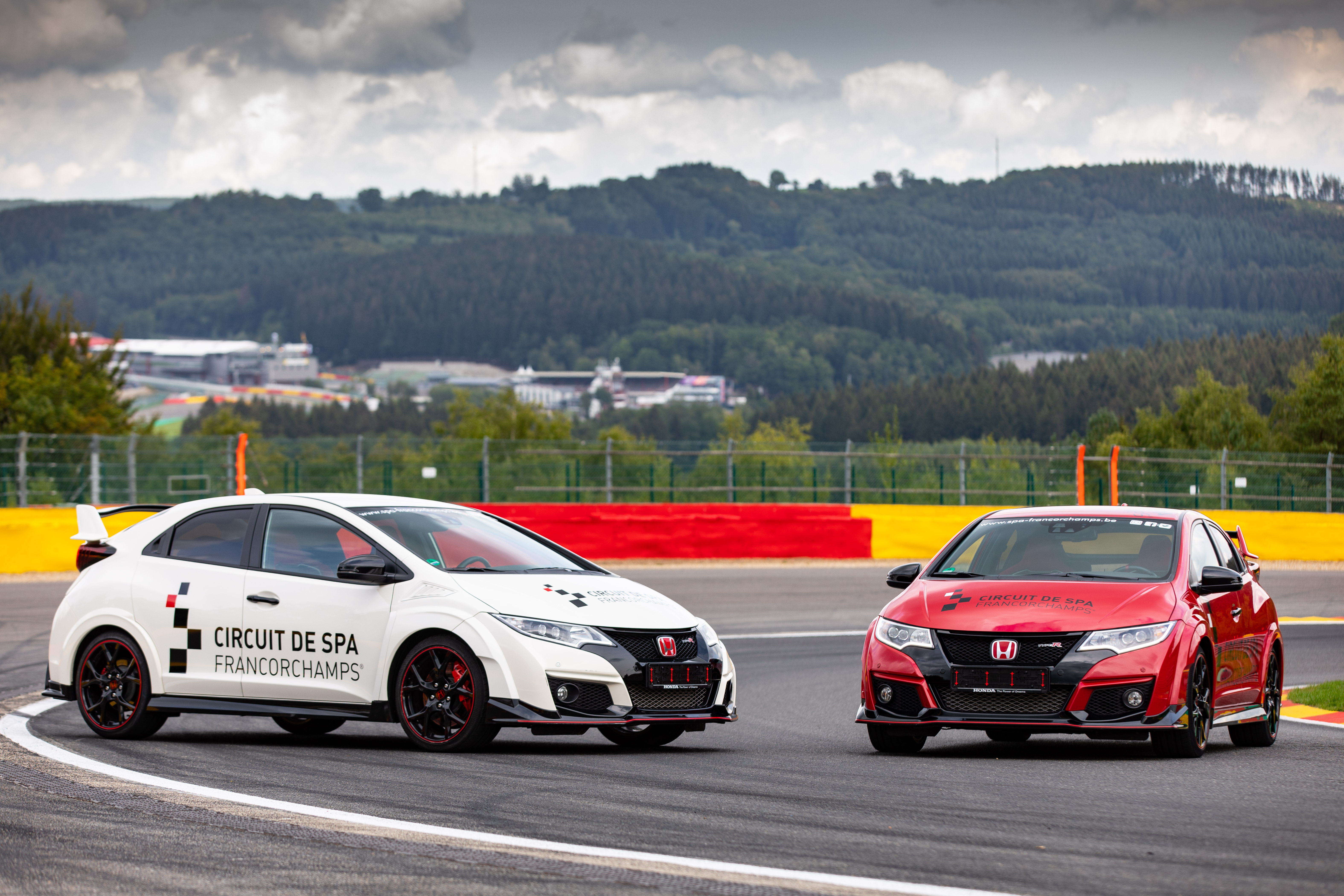 2 voitures se faisant face sur le circuit de Spa-Francorchamps