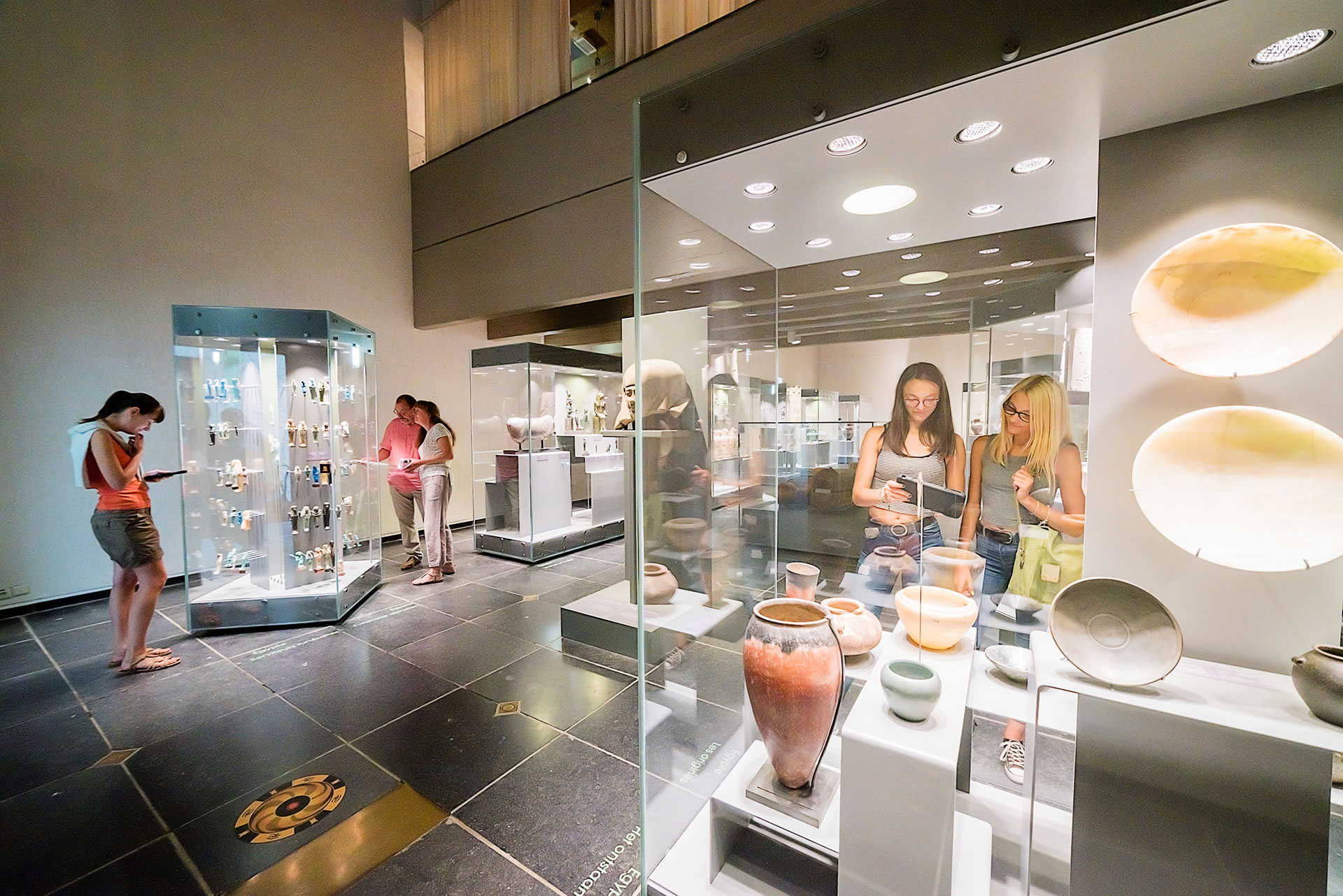 Unos visitantes admiran las colecciones expuestas en las vitrinas del Museo de Mariemont