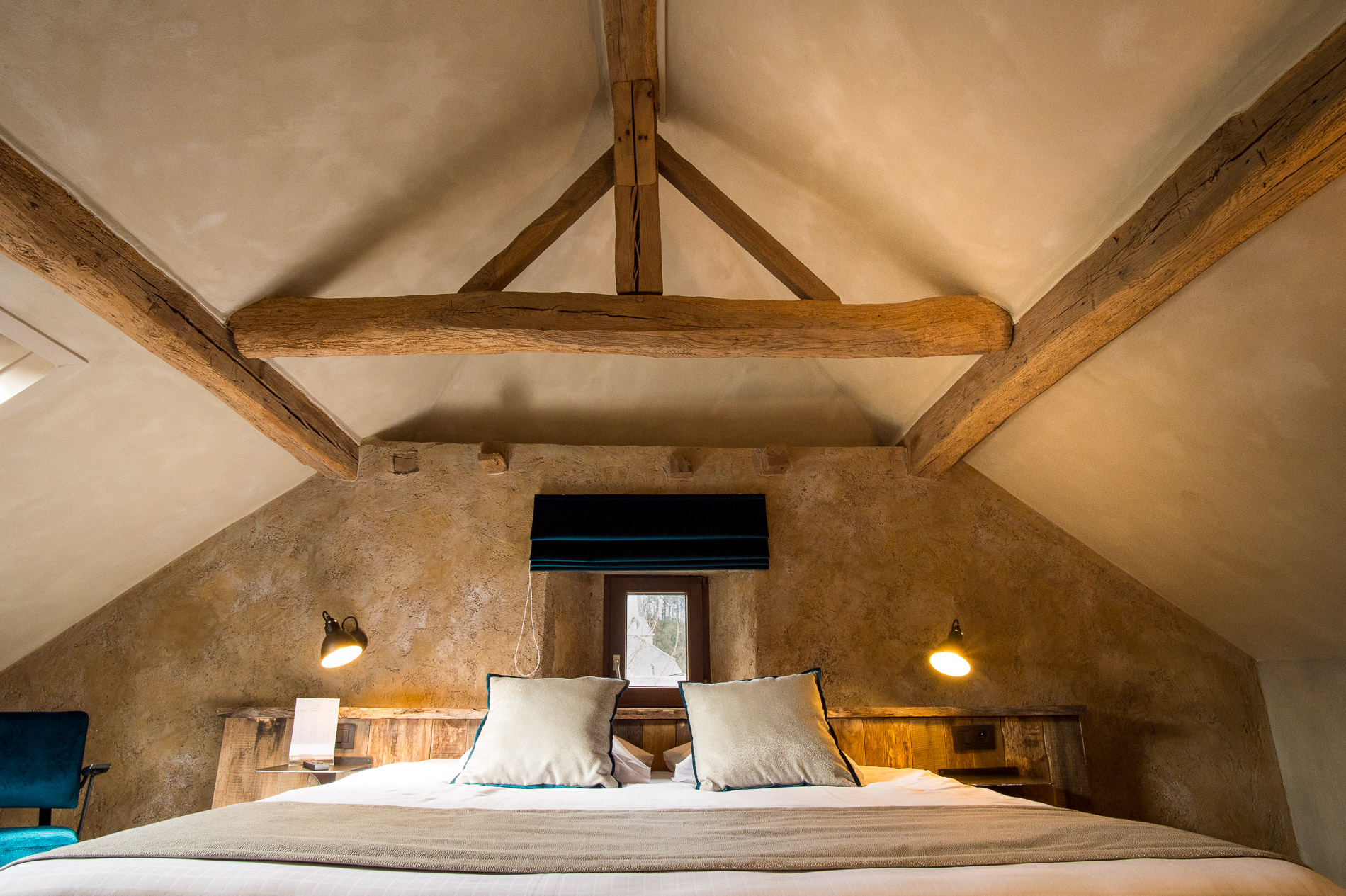 Chambre avec lit double et structure en bois en Wallonie 