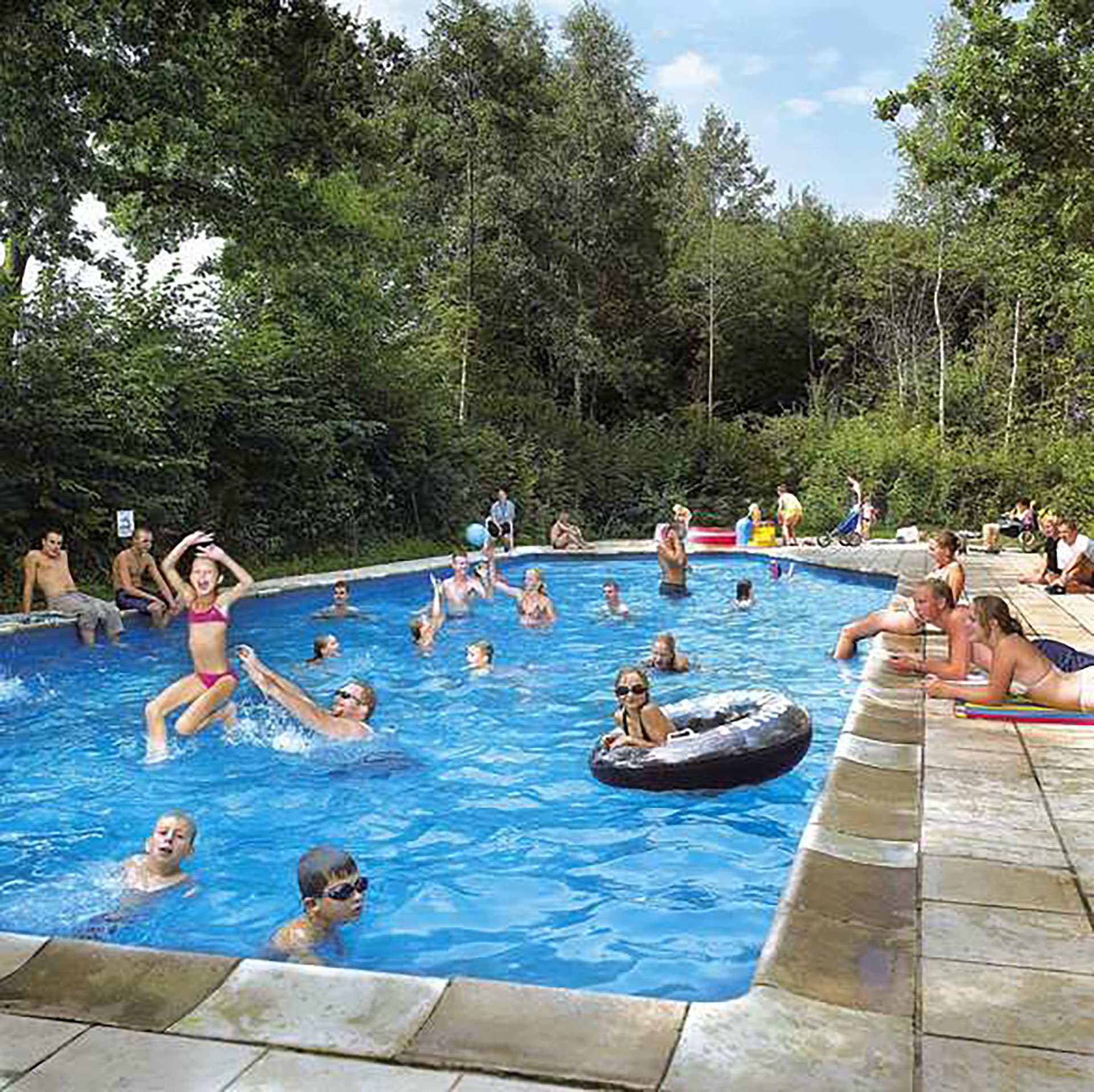 Camping touristique - Chênefleur - Tintigny - emplacements spacieux - sanitaires - piscine - restaurant - magasin - animation