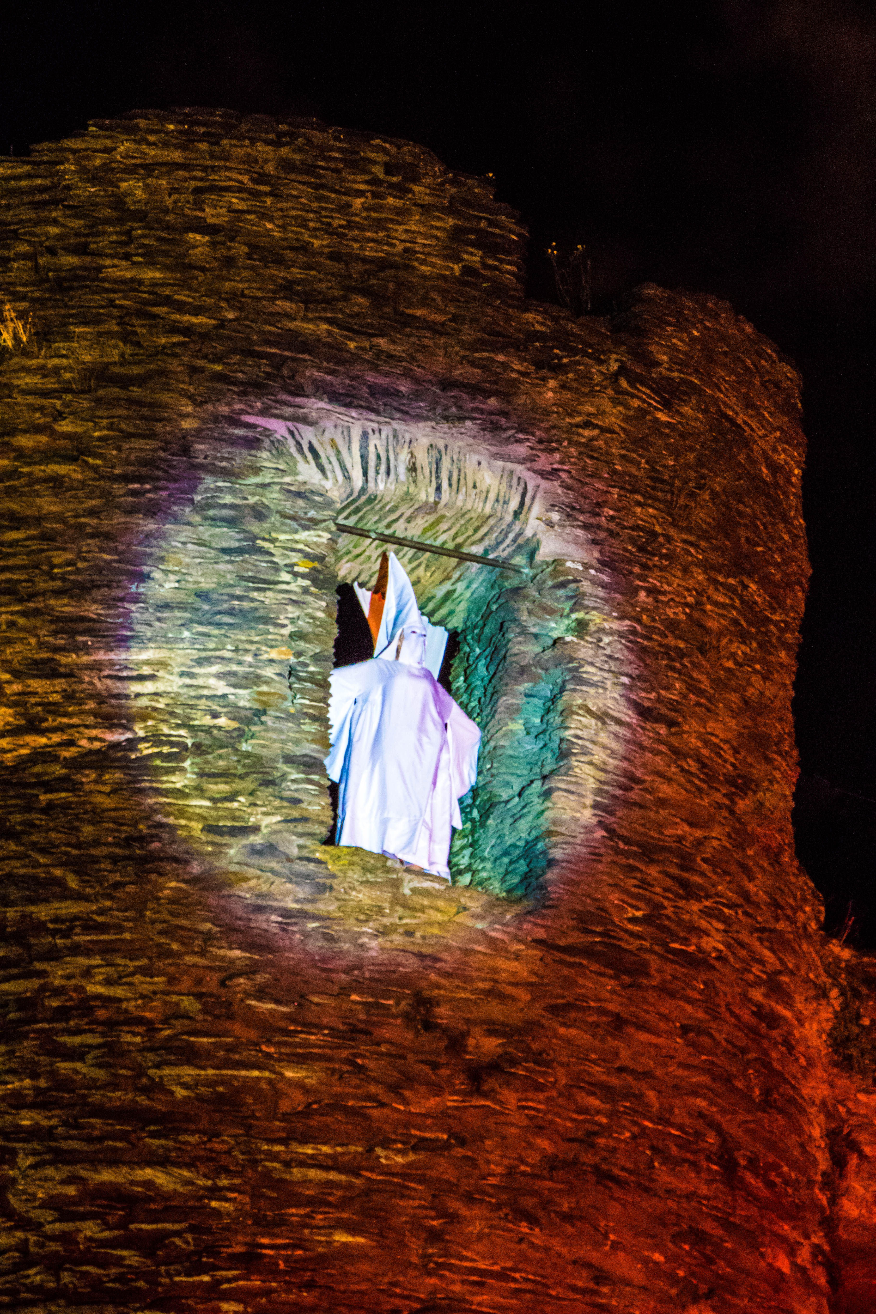 Fantôme de Berthe perché à la fenêtre du donjon du château de La Roche