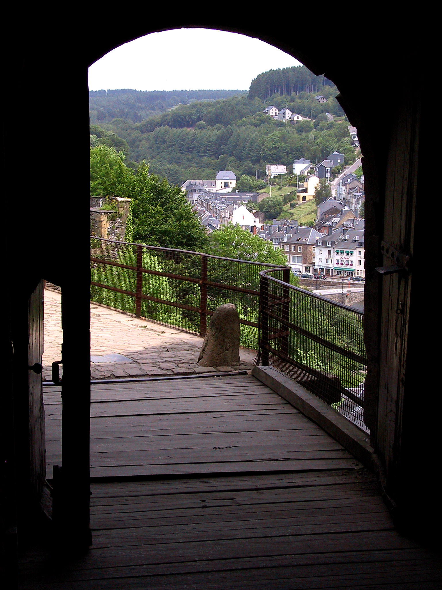 Porte du Château de Bouillon avec une vue sur une partie de la ville