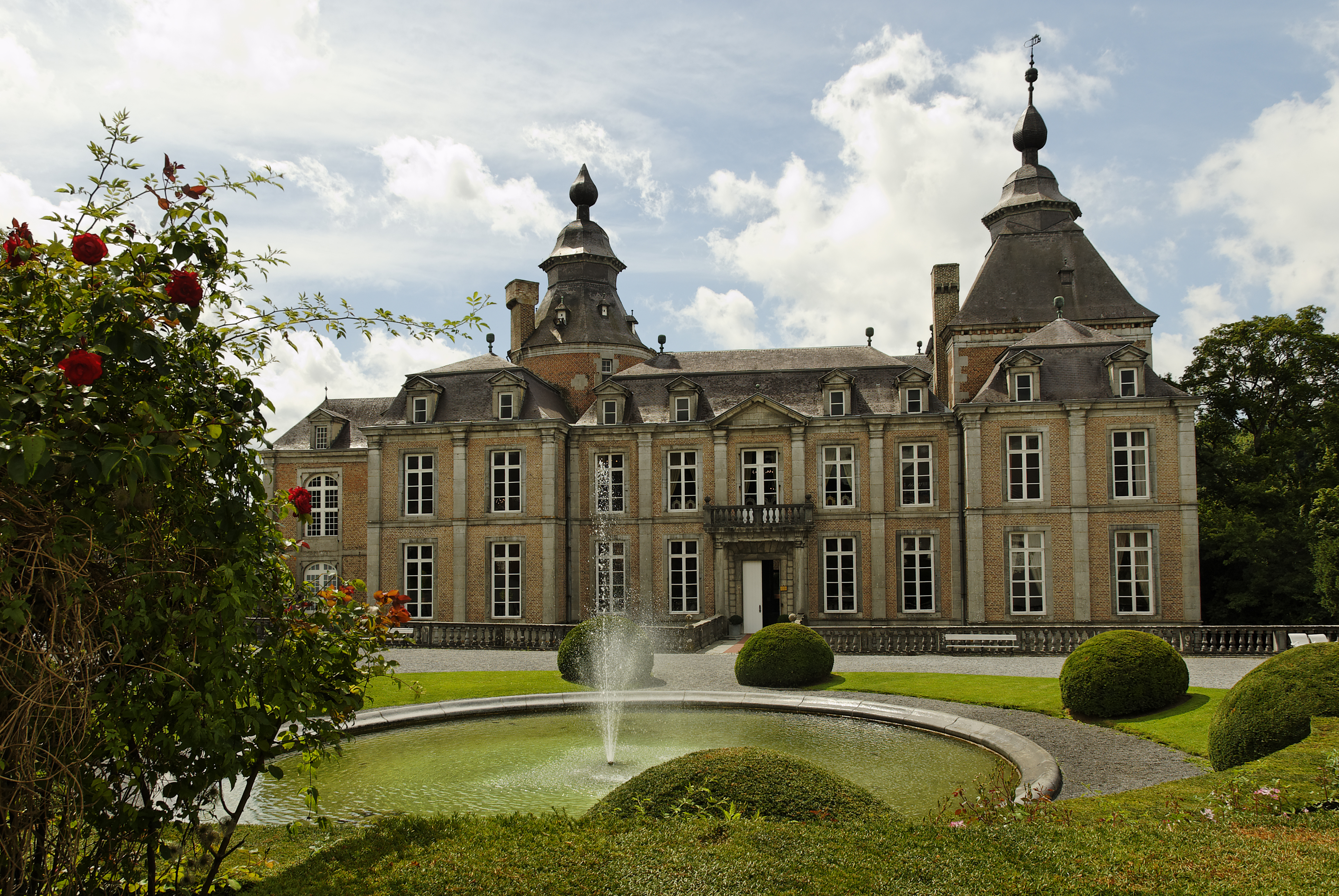Façade du Château de Modave et sa cour
