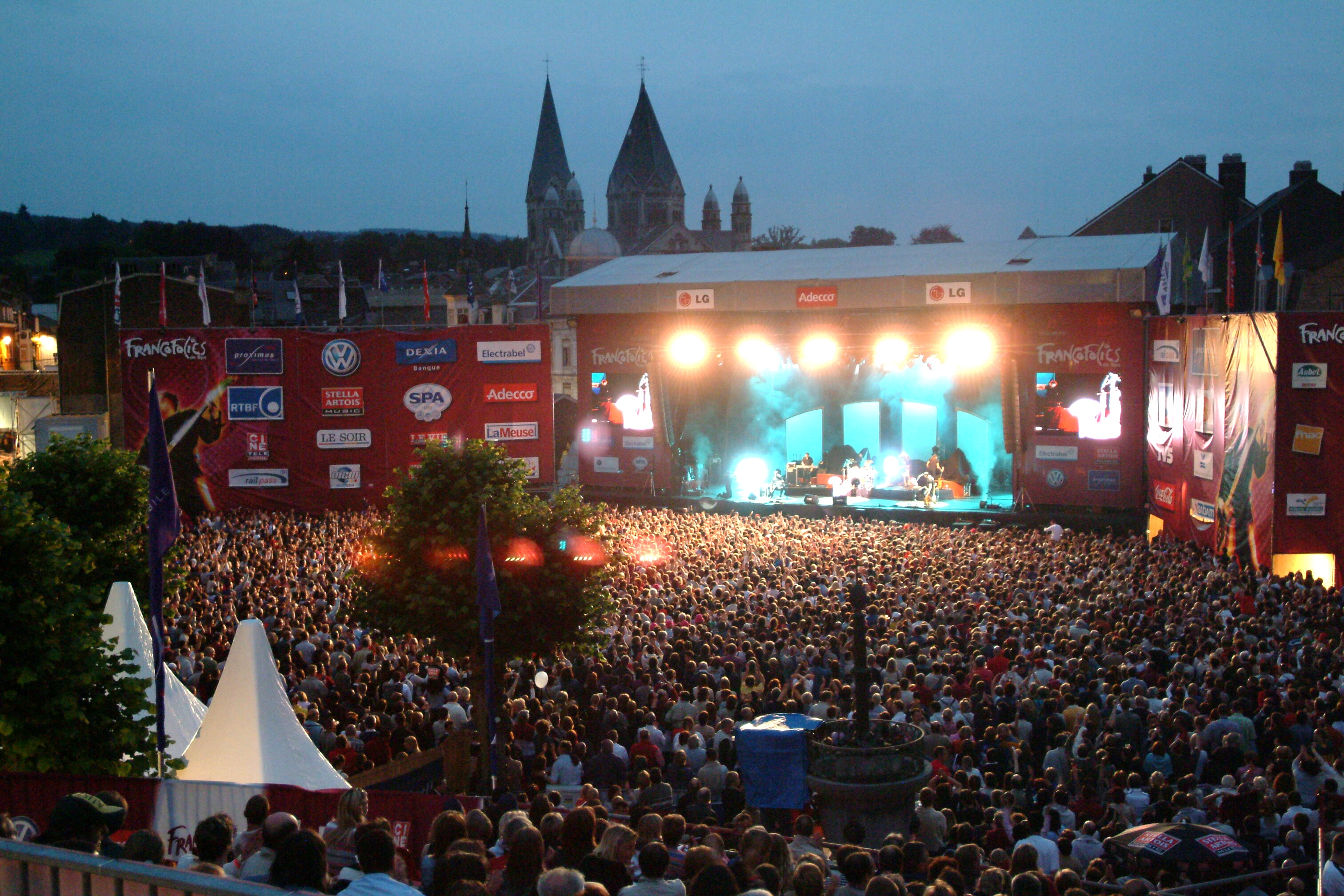 Multitud de personas disfrutando de un concierto durante las Francofolies de Spa