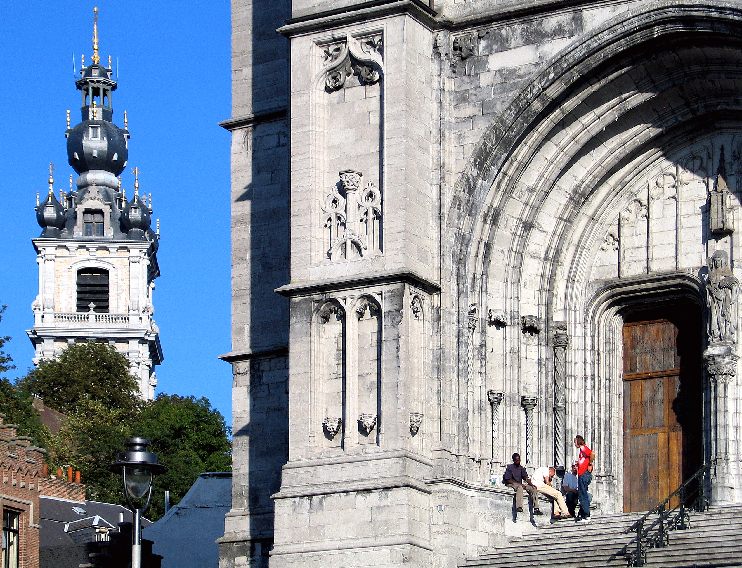 Eingang der Kathedrale Sainte-Waudru mit Blick auf den Belfried von Mons