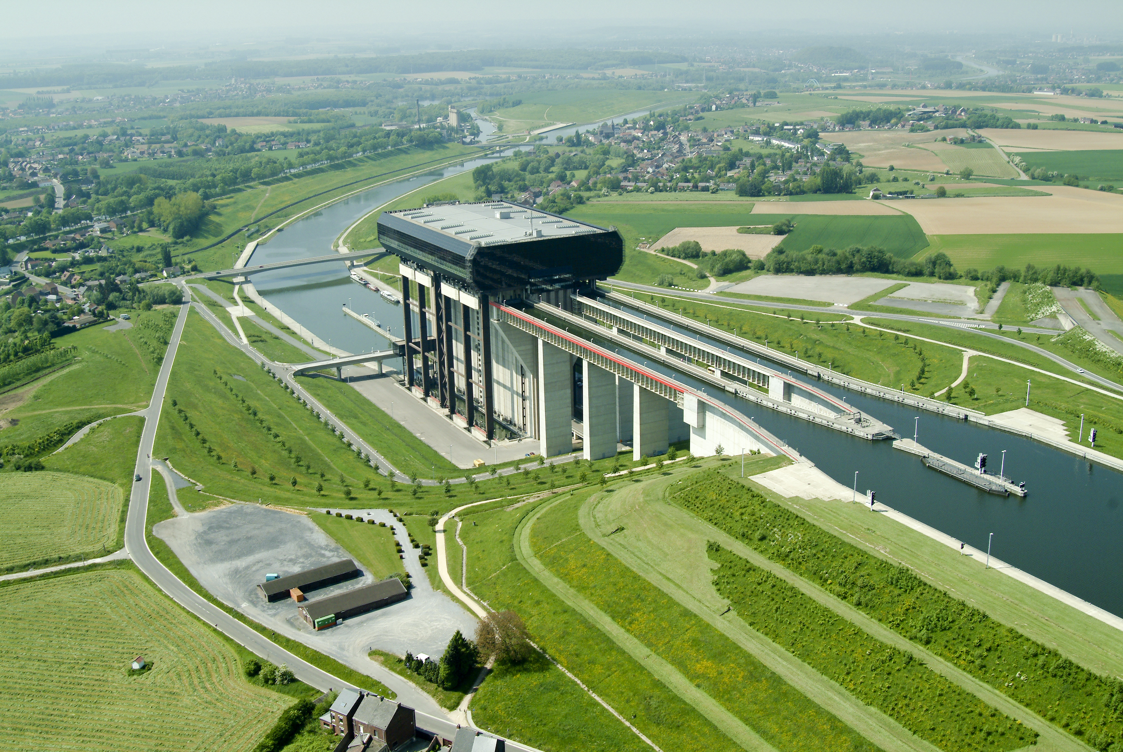 Discover the Strépy-Thieu funicular lift, dominating the Canal du centre
