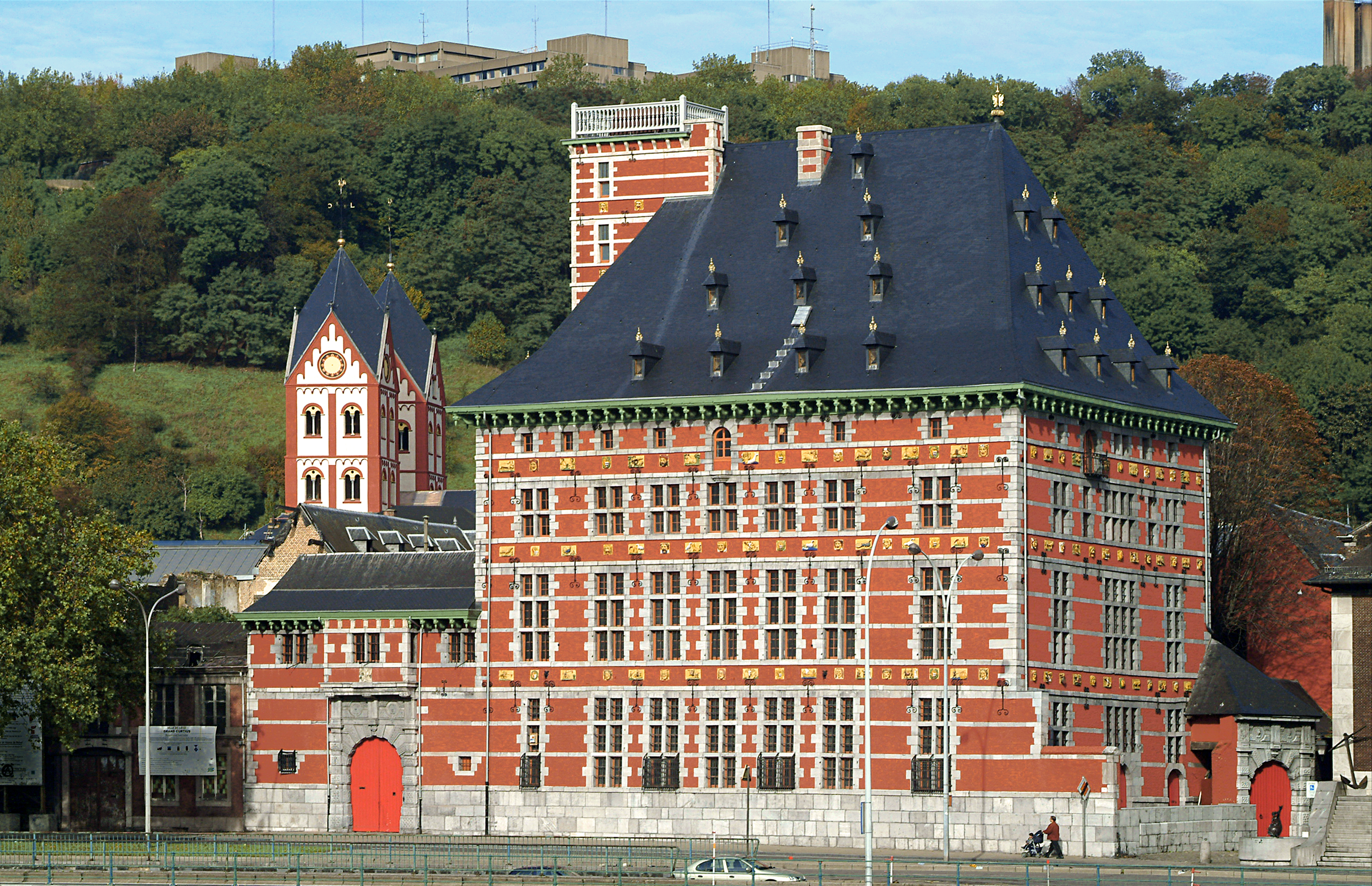 Photo de biais de la Maison Curtius à Liège