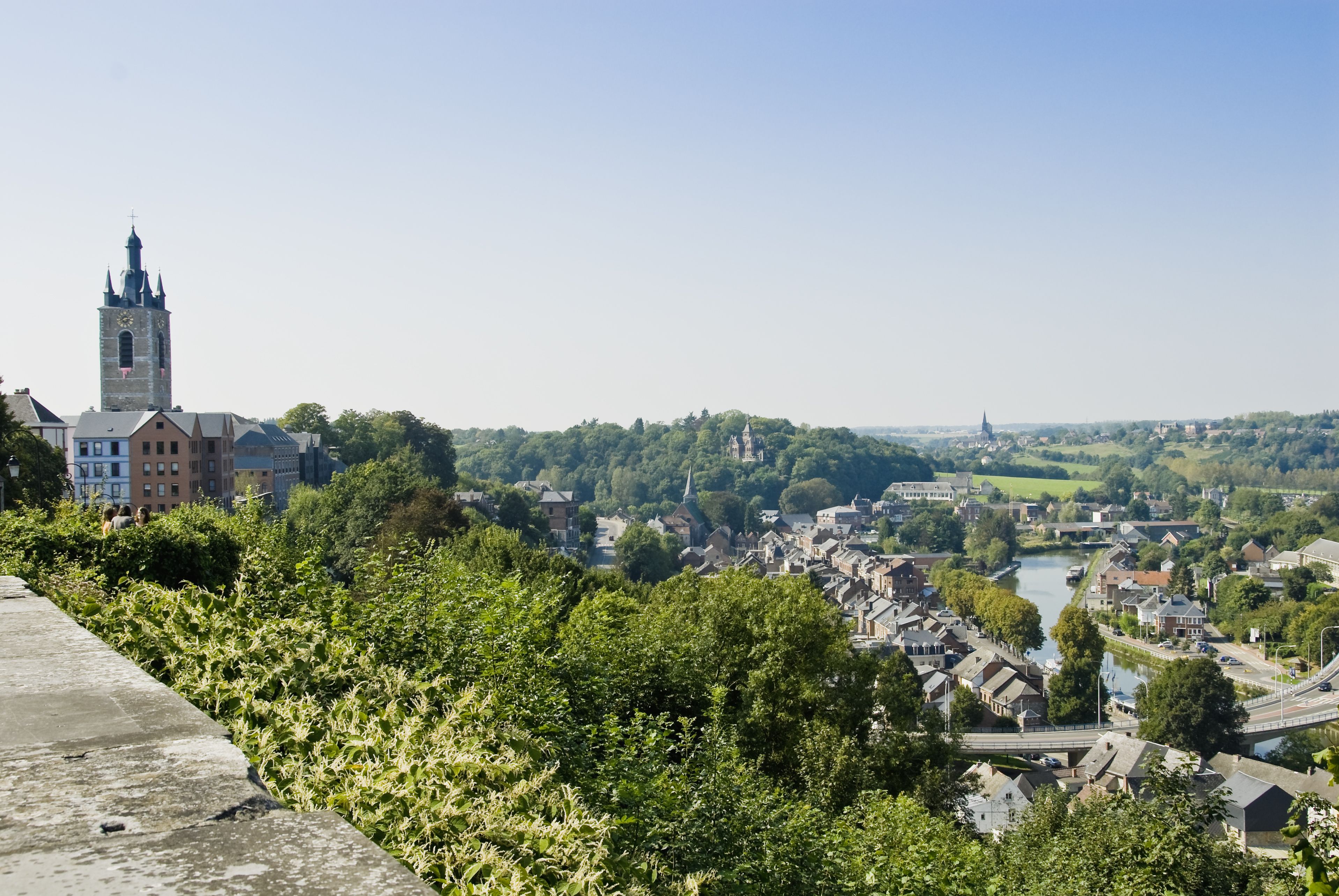 Panoramisch zicht op de stad Thuin en het belfort