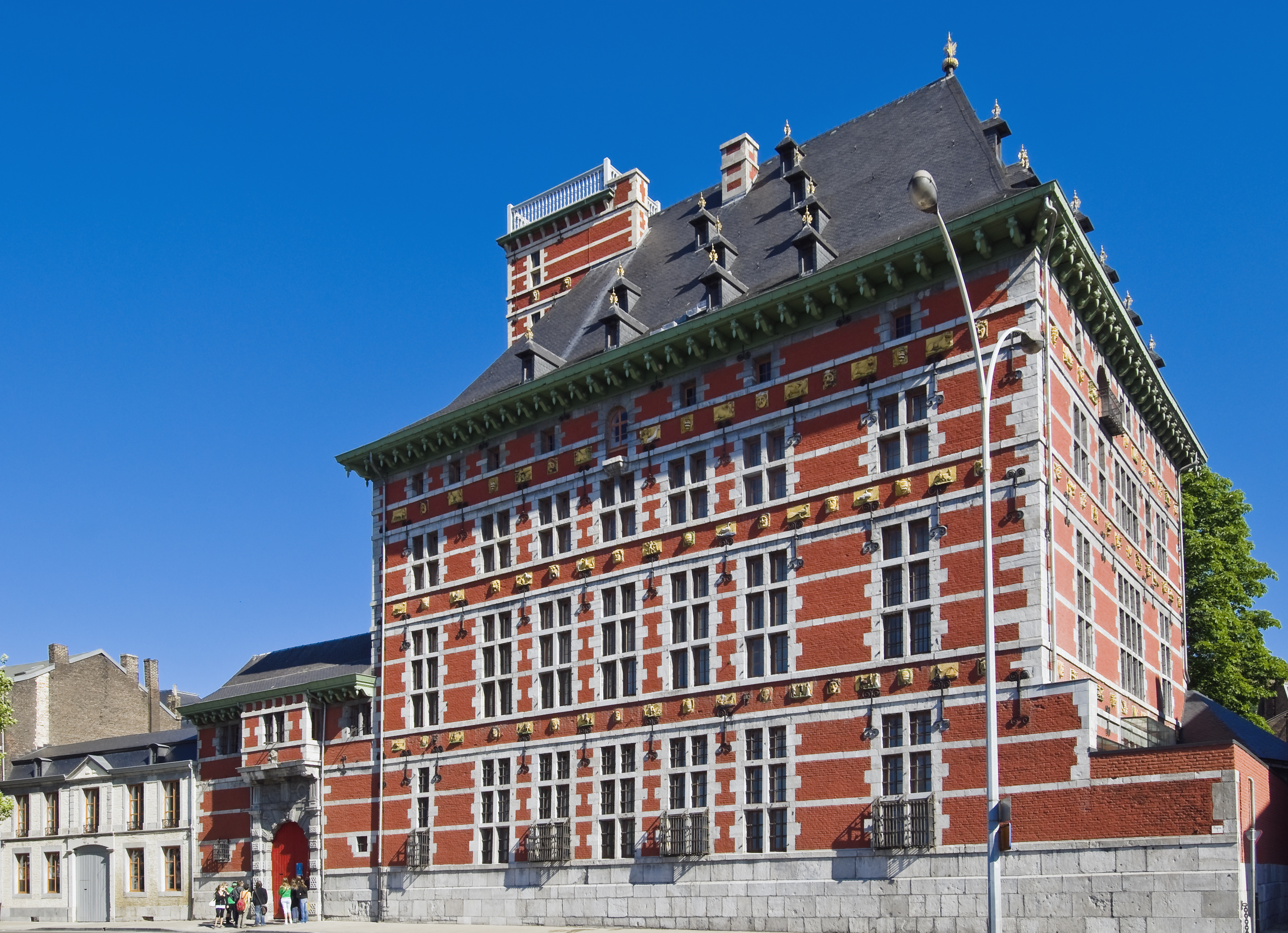 Fachada del edificio del Grand Curtius bajo un cielo azul