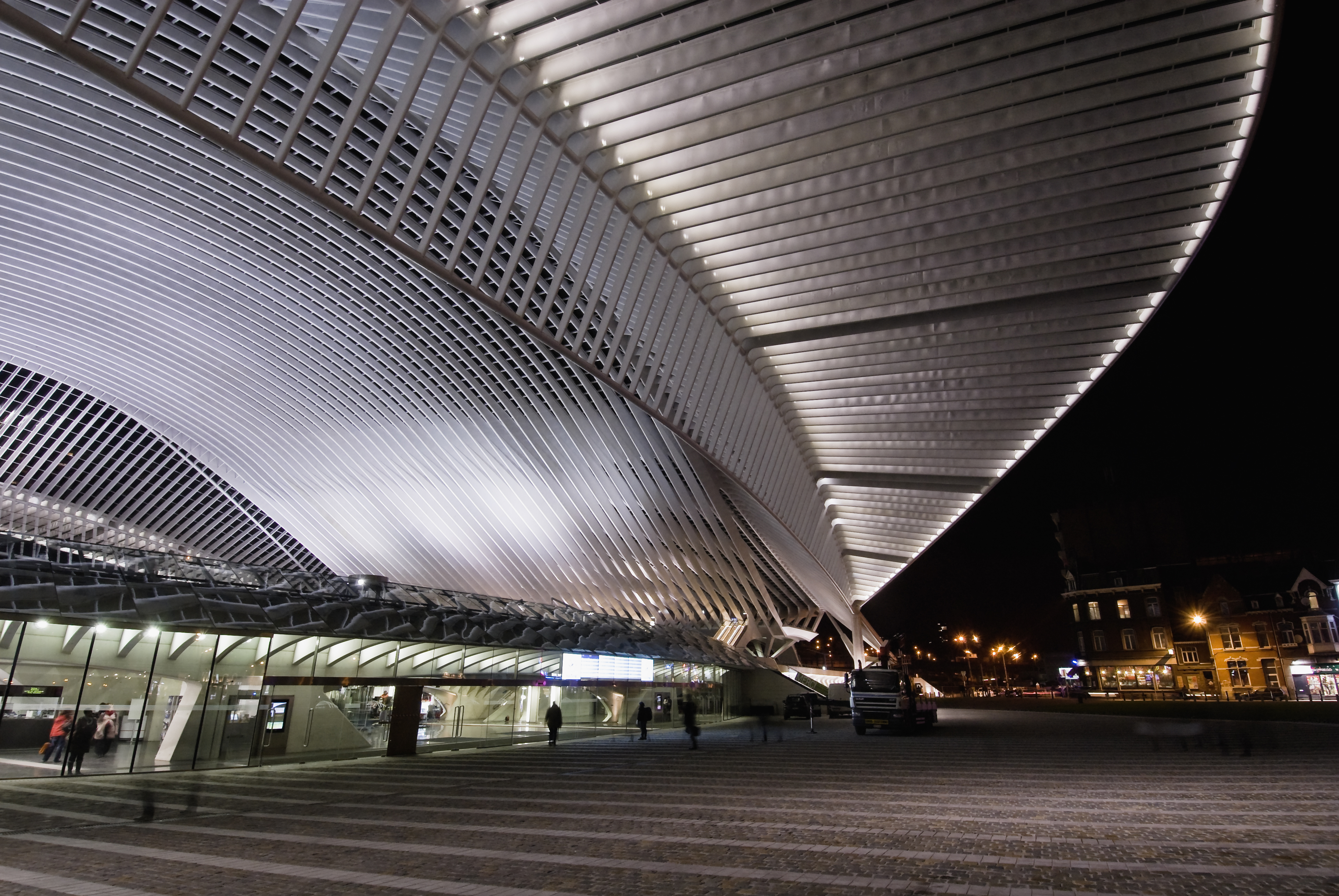 Gare de Liège-Guillemins de nuit éclairée