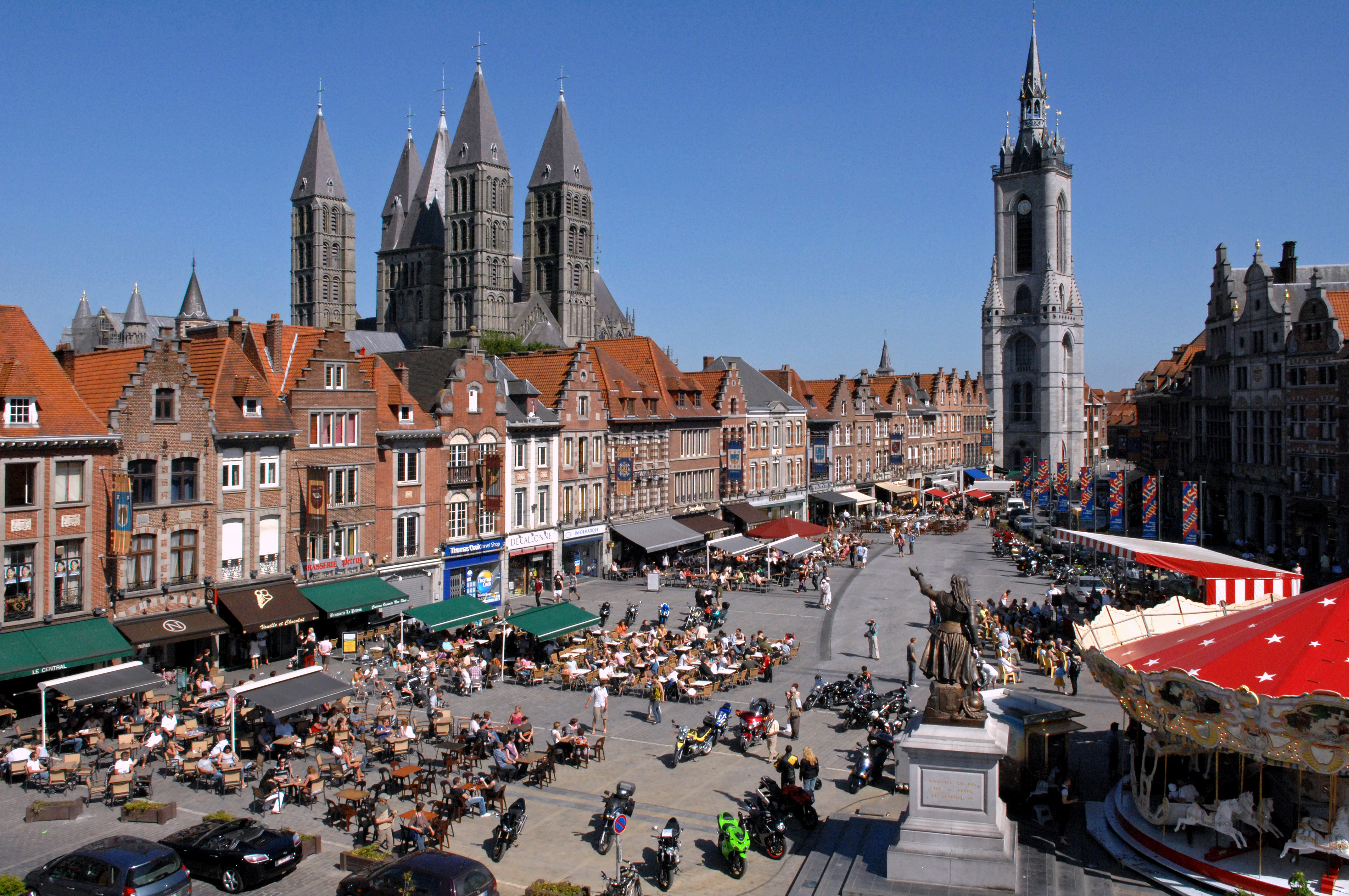 Photo aérienne de la Grand Place de Tournai avec vue sur les cinq clochers et le Beffroi