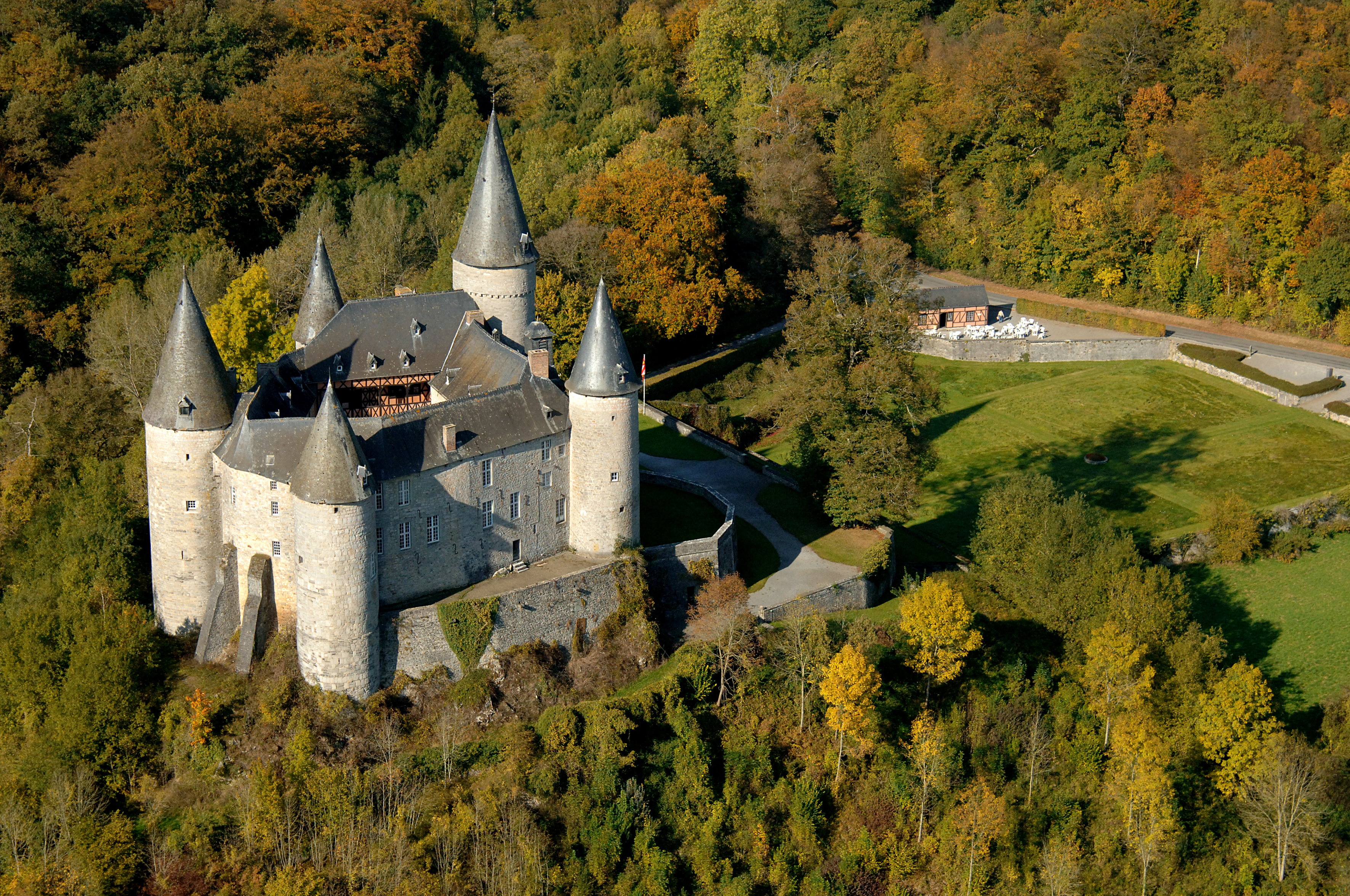 Kommen Sie und besuchen Sie das Château de Celles – Vêves