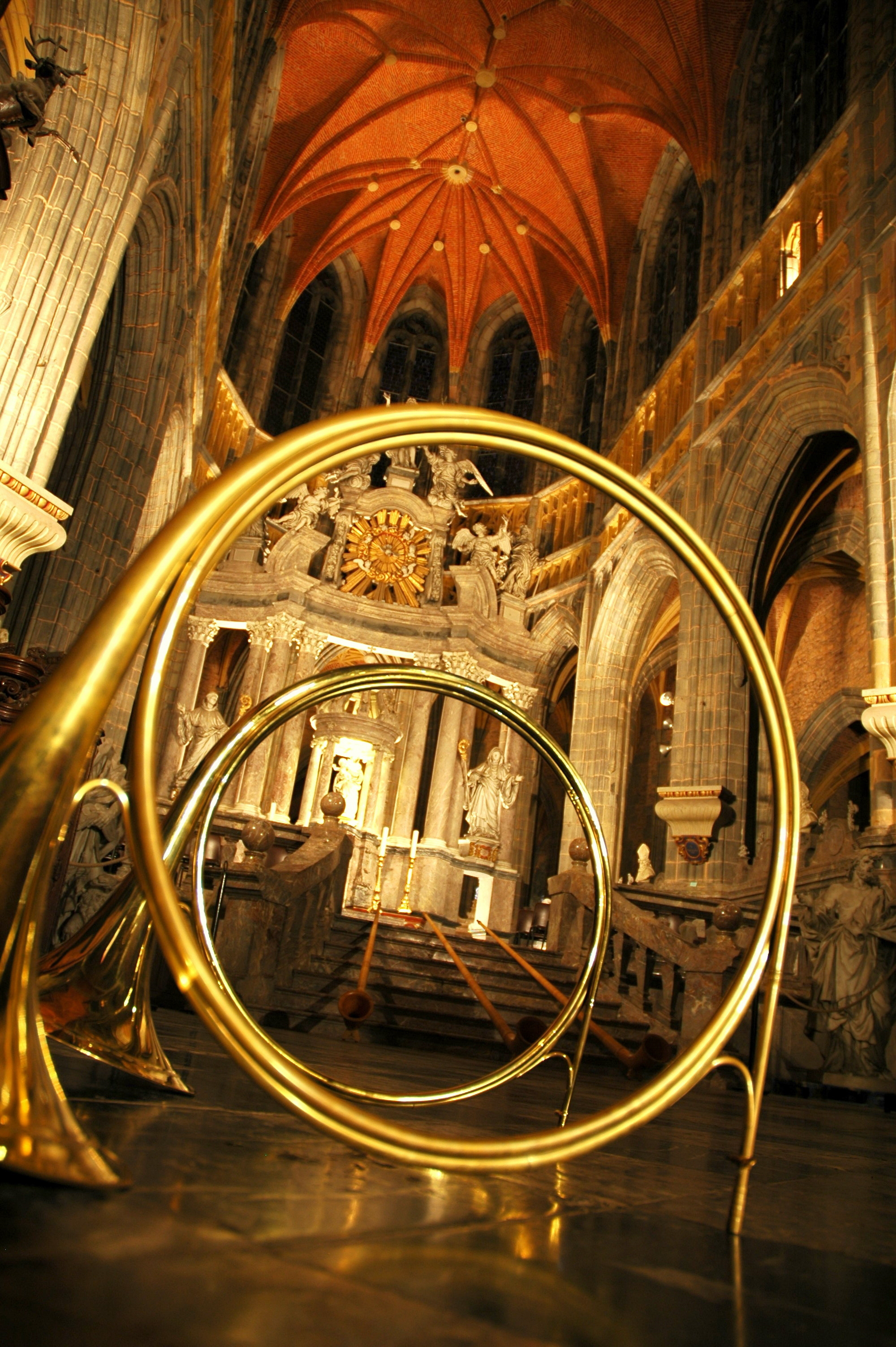 Le cor de chasse and interior of the Saint-Pierre basilica à Saint-Hubert