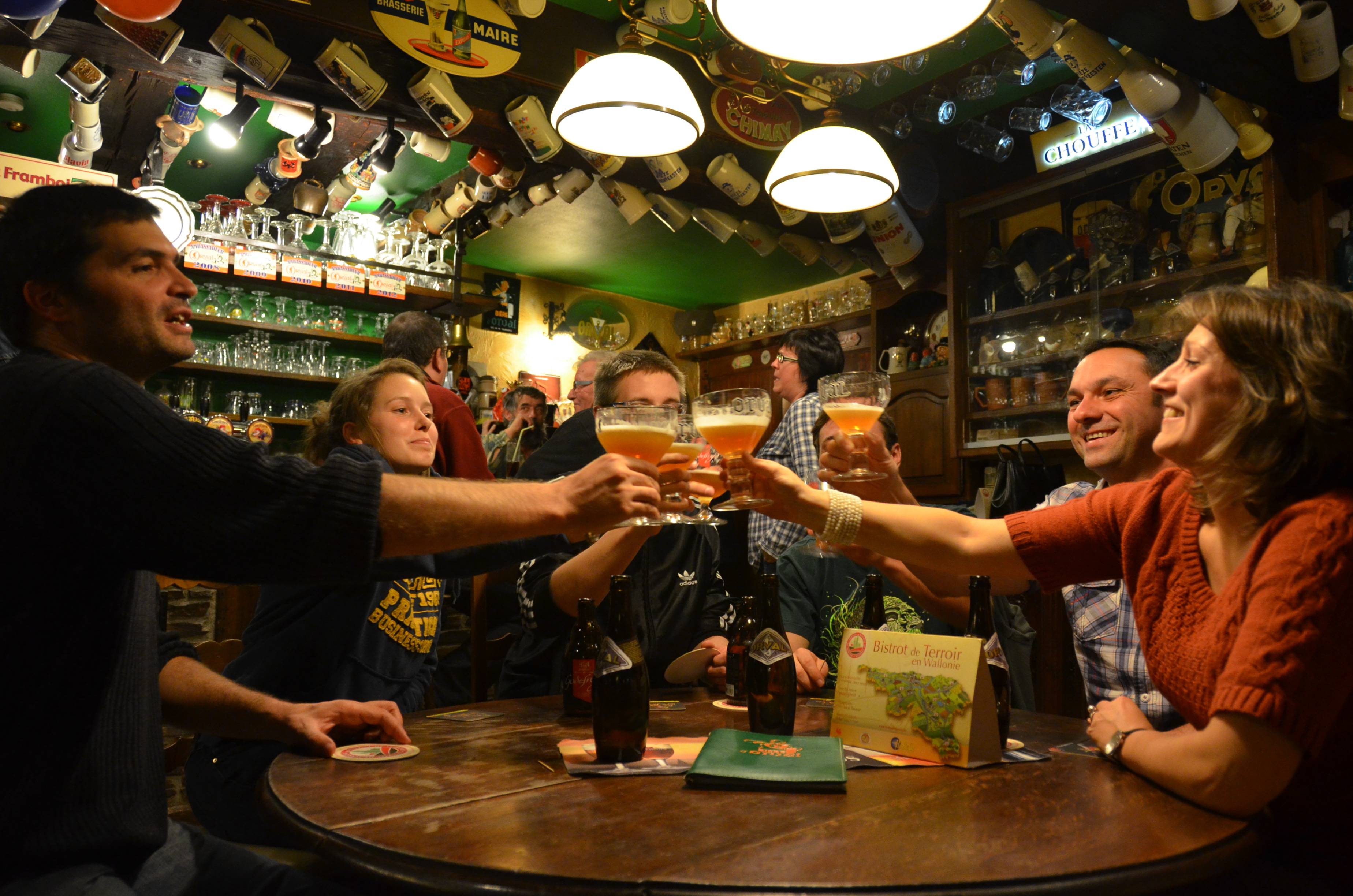 La Wallonie gourmande c'est aussi la dégustation entre amis des bières de chez nous.