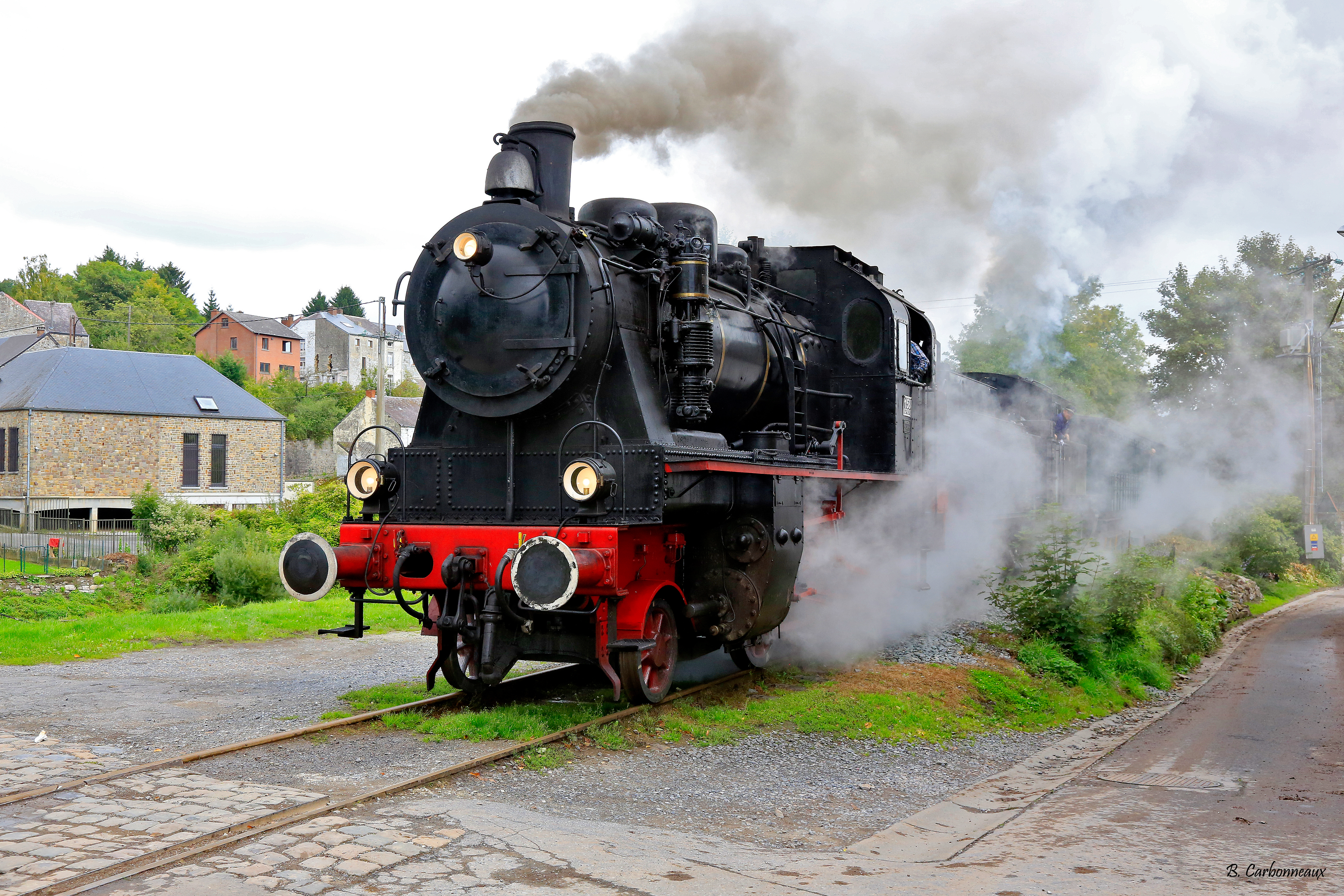 Genießen Sie eine Zeitreise in einer echten, dampfbetriebenen Eisenbahn durch die 3 Täler zwischen Mariembourg und Treignes