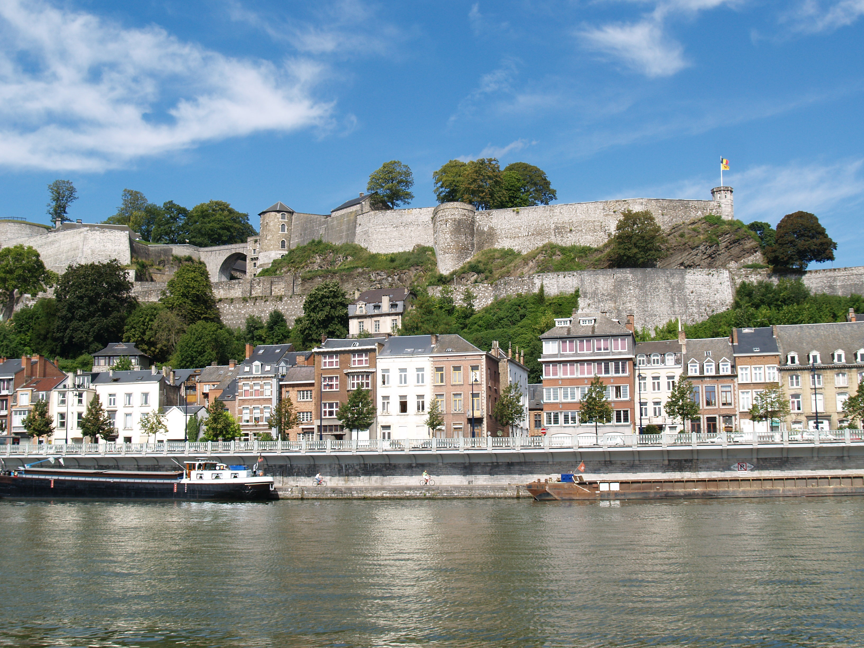 Vue sur la Citadelle de Namur depuis la Meuse