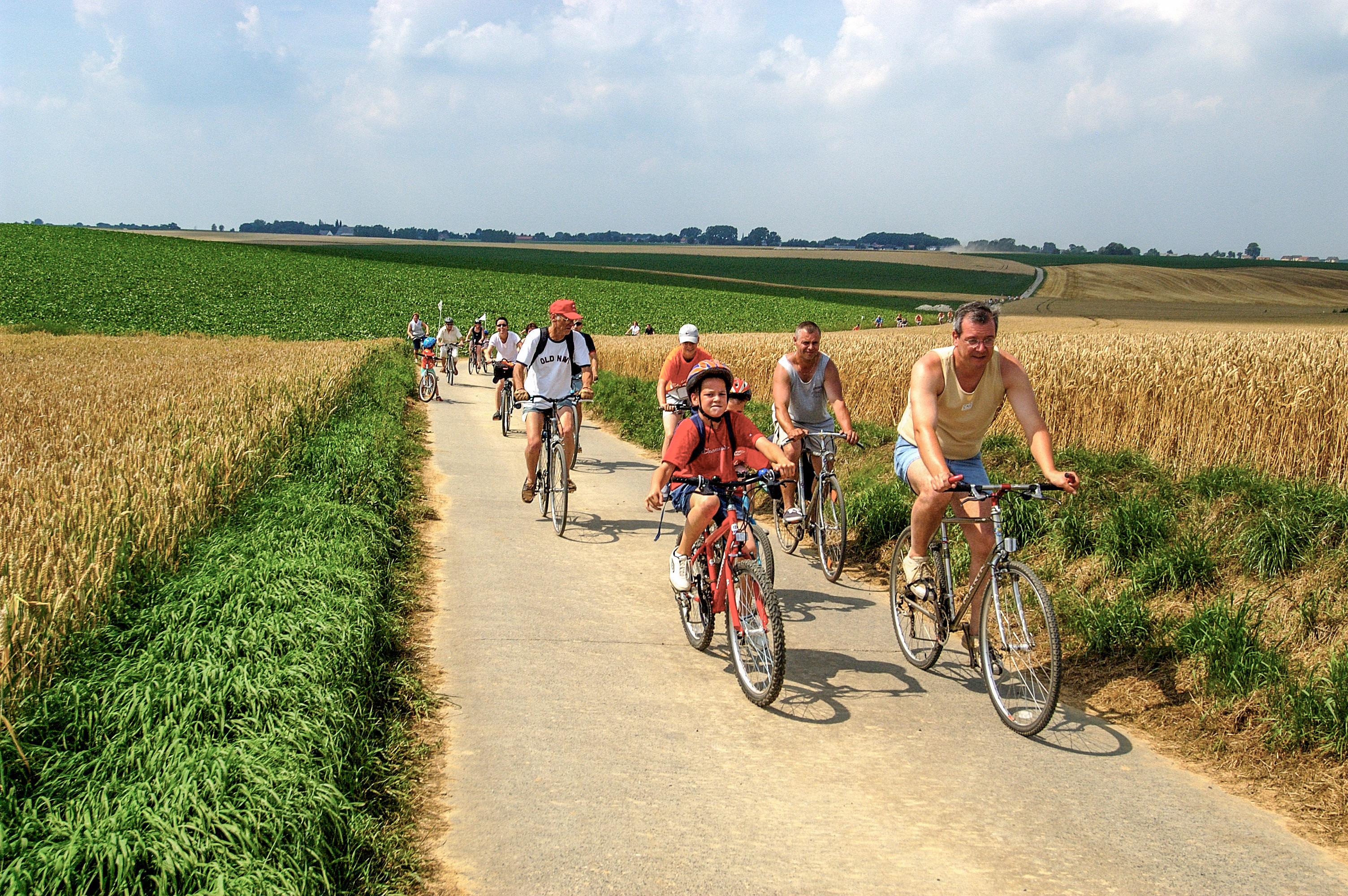Familles traversant les campagnes à vélo