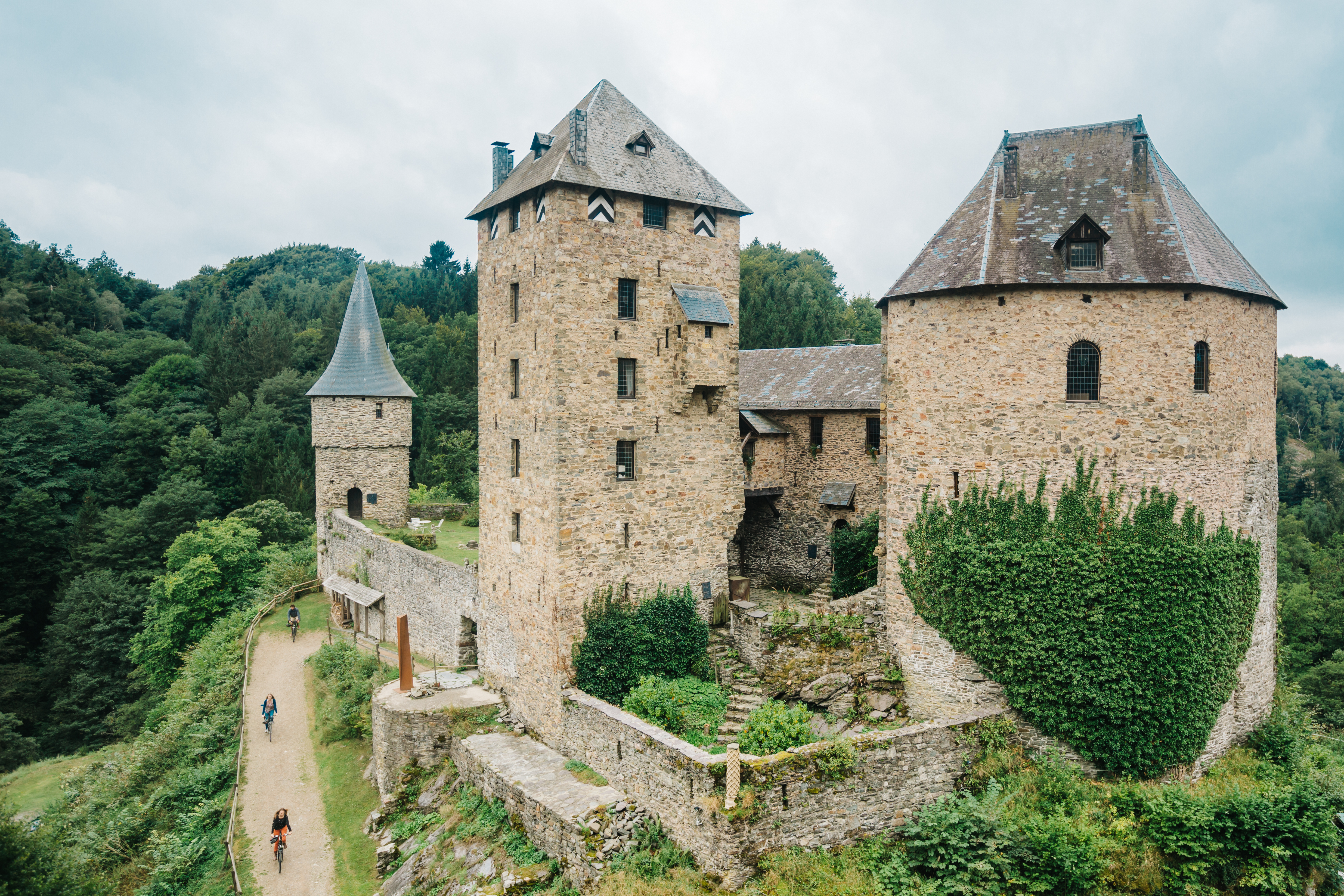 Blick auf die Burg Reinhardstein in Ovifat in der Provinz Lüttich