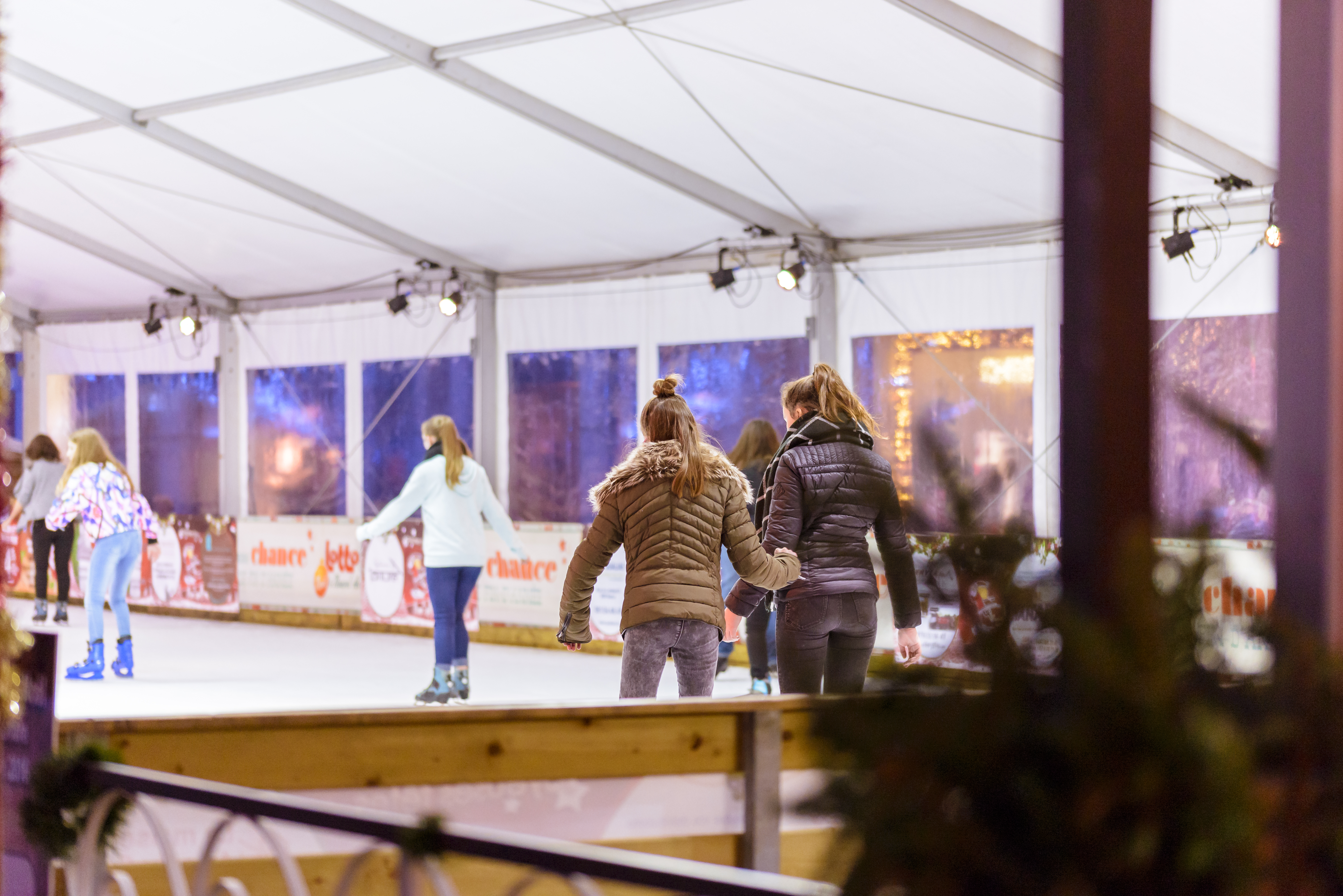 Nutzen Sie die Eisbahn auf dem Weihnachtsmarkt von Namur