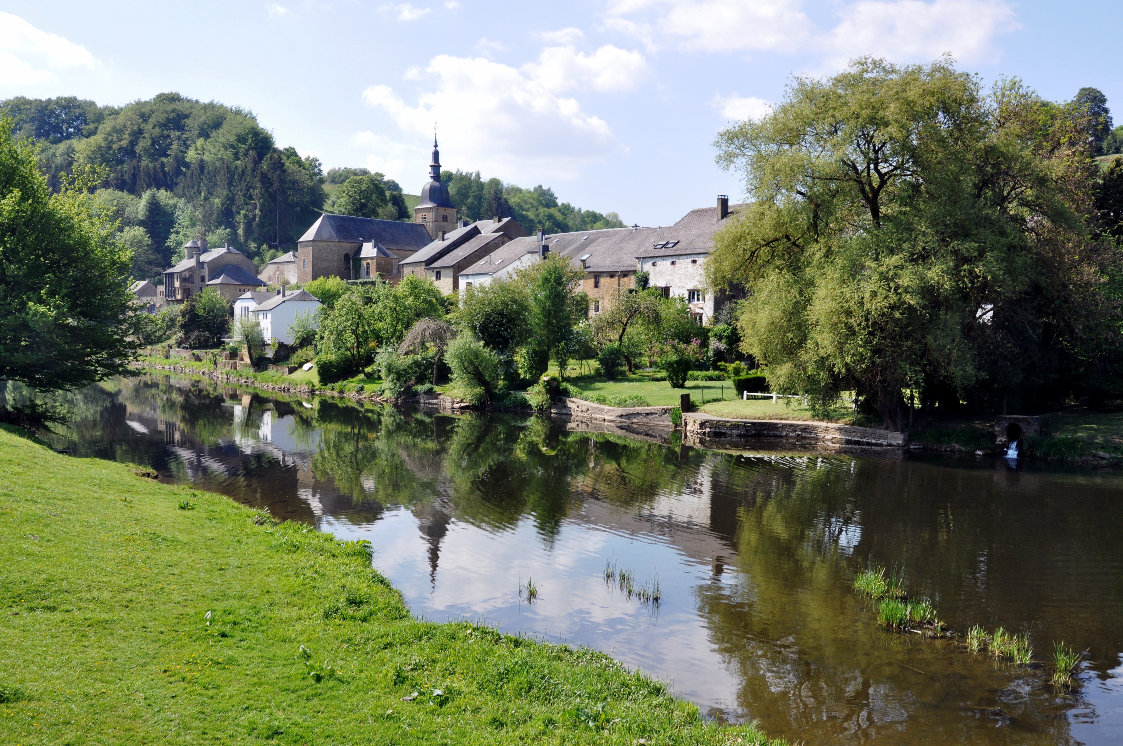  Walk along the Semois in the village of Chassepierre