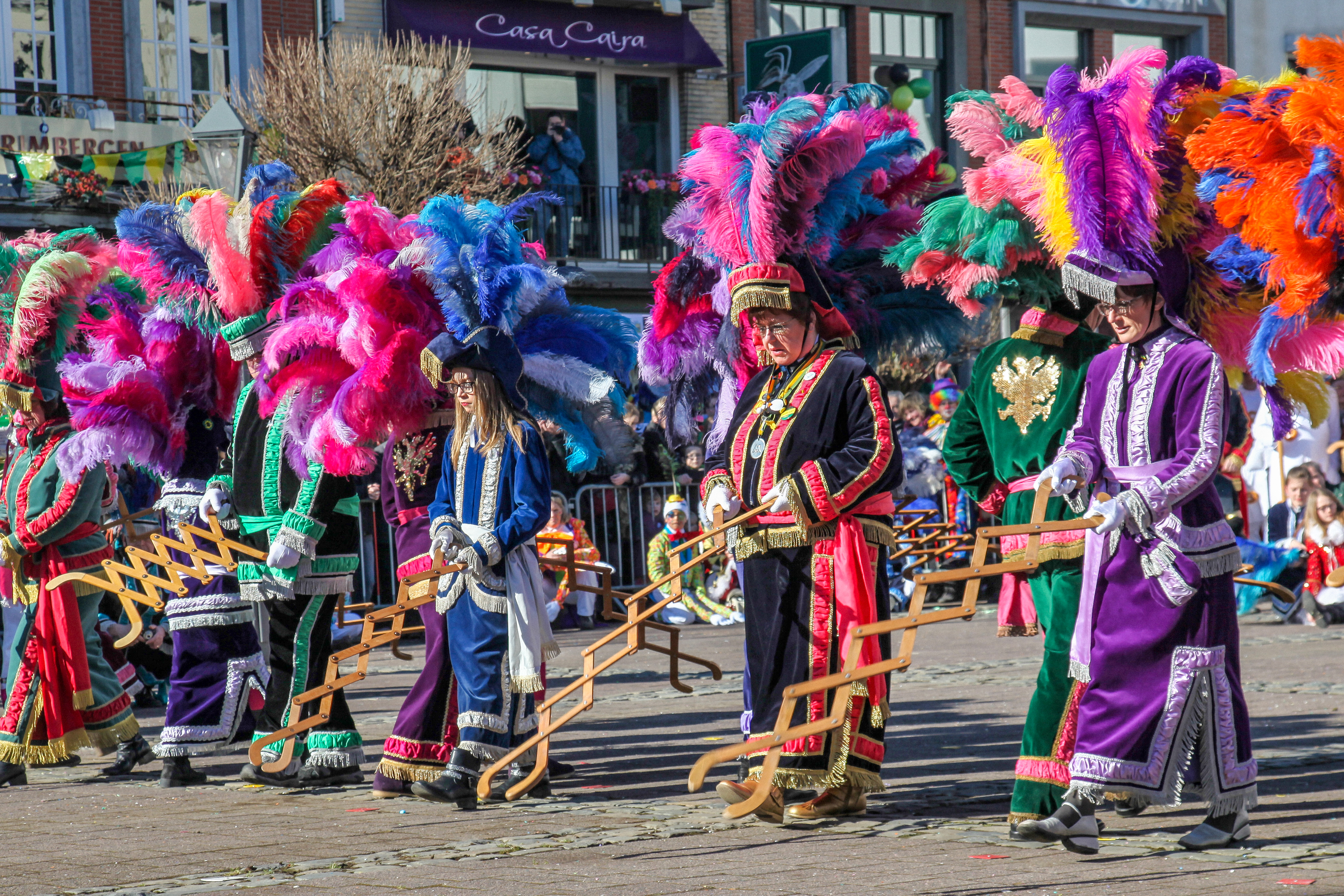 Grand cortège du Carnaval de Malmedy et danse des Haguètes agitant leur 