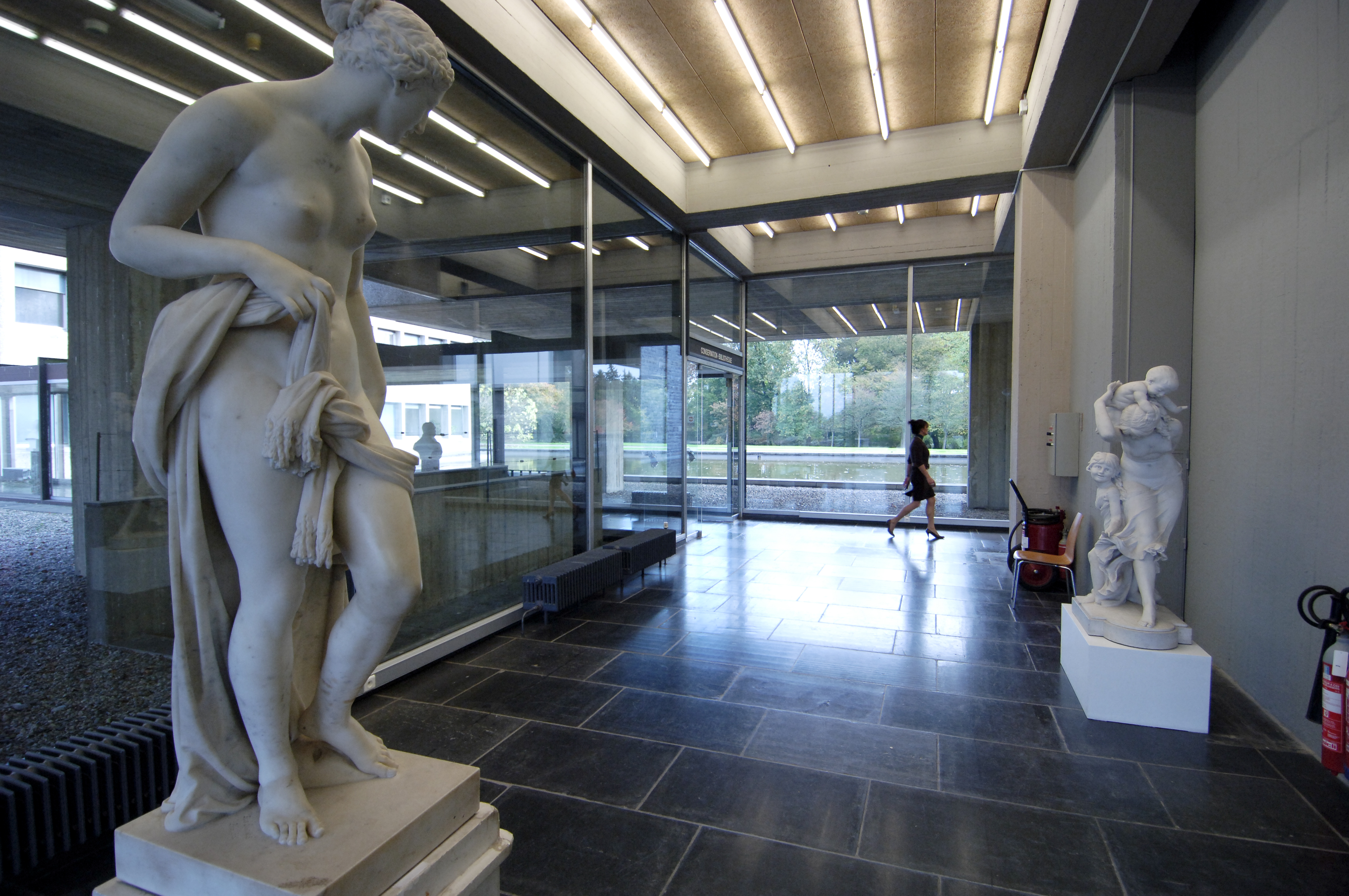 Nahaufnahme einer Frauenstatue im Inneren des Königlichen Museums von Mariemont