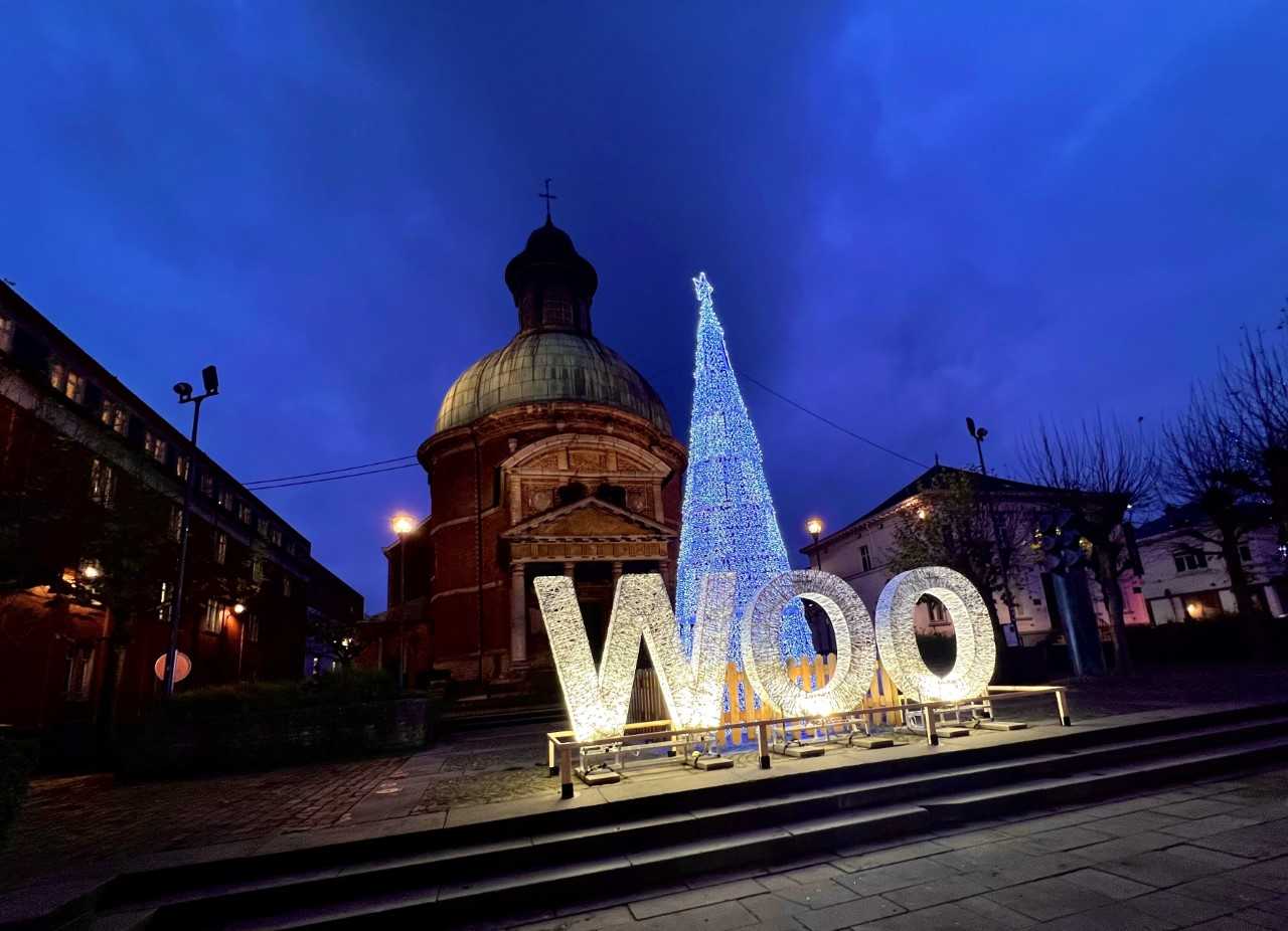 Décoration de Noël sur la place de Waterloo dont un sapin et les lettres WOO illuminés