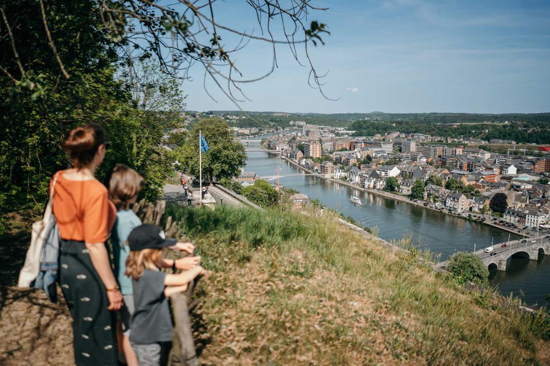 Famille en visite à Namur admirant la vue panoramique depuis la Citadelle