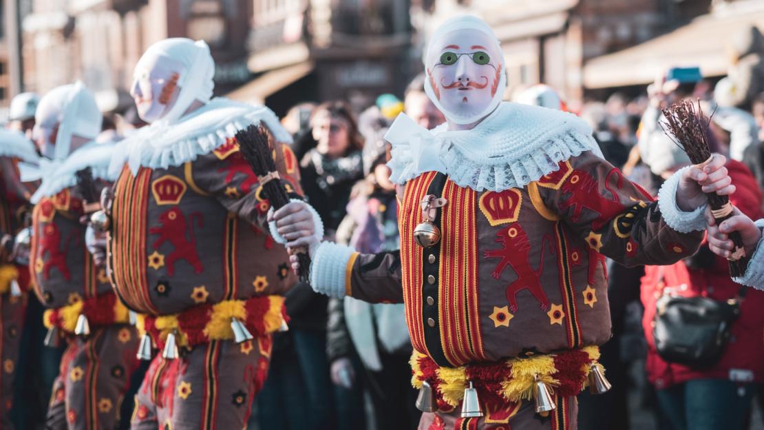 Hommes costumés en Gilles au Carnaval de Binche