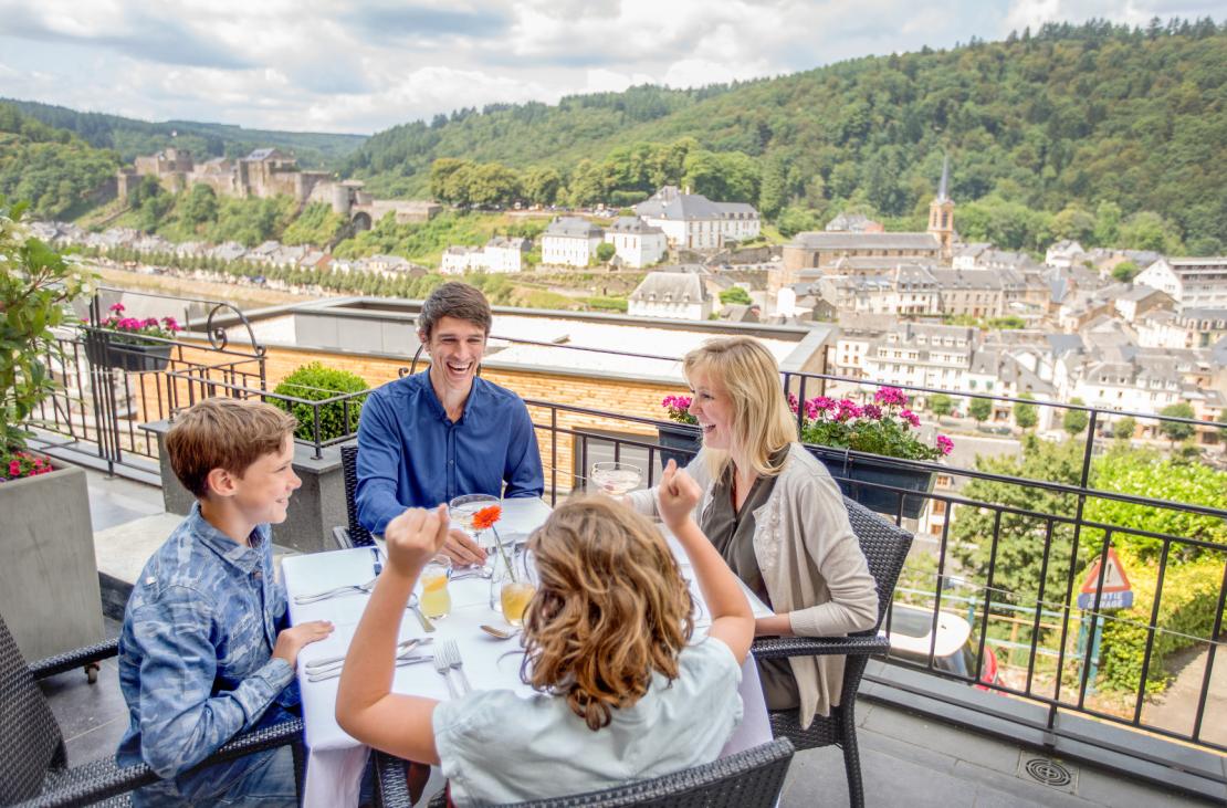 Familie aan tafel in het Hotel-Restaurant Panorama met een prachtig zicht op Bouillon