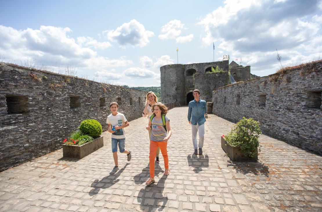 Visiter le château fort de Bouillon en Belgique - Famille sur les remparts