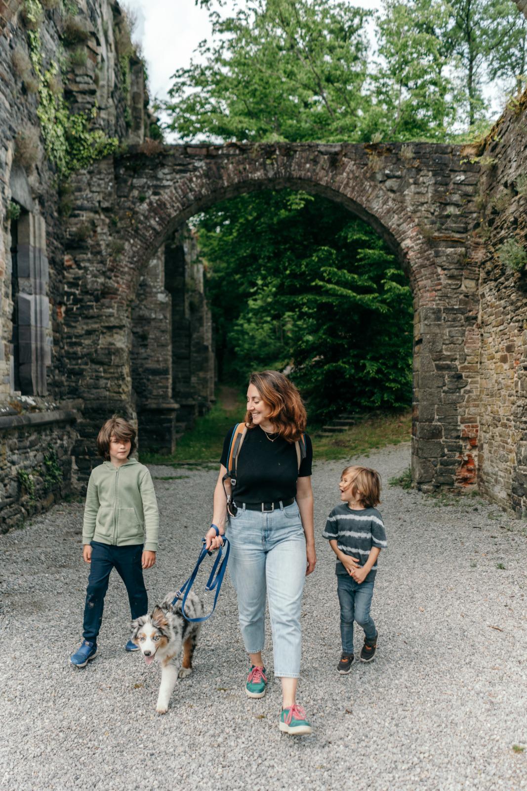 Famille avec chien à l'abbaye de Villers-la-Ville