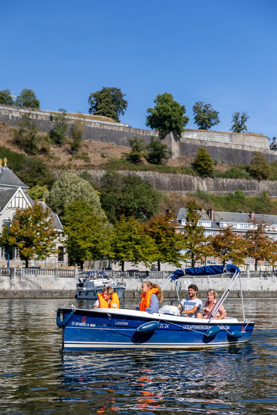 Eine Familie macht eine Bootsfahrt auf der Maas in Namur