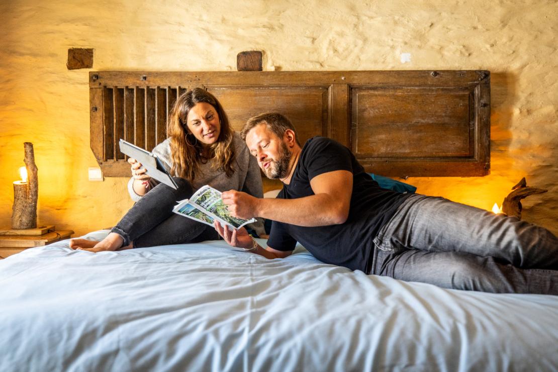 Paar in einem Zimmer des Manoir de Sterpigny - in einem Schloss übernachten