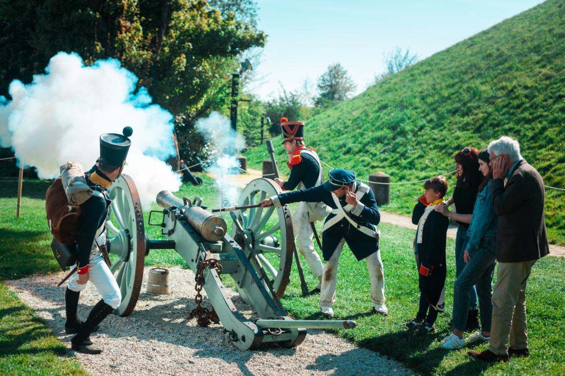 Des soldats tirent un boulet de canon lors de la reconstitution de la bataille de Waterloo