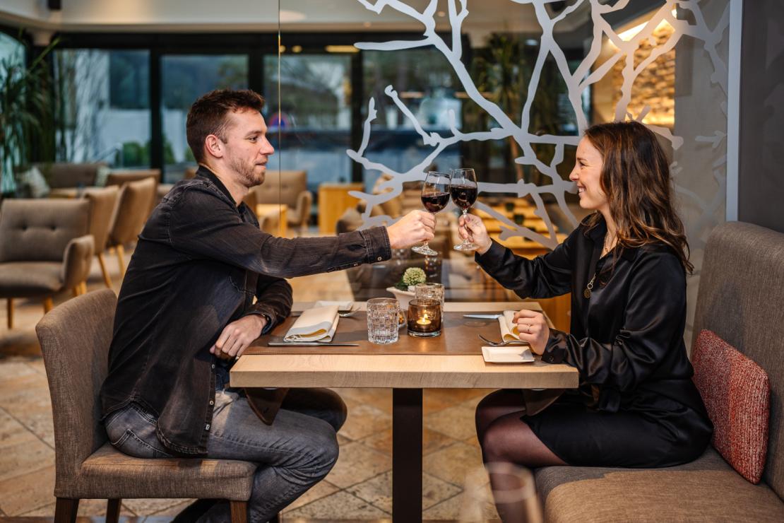 Un couple trinque avec un verre de vin au restaurant du Pip Margraff à Saint-Vith