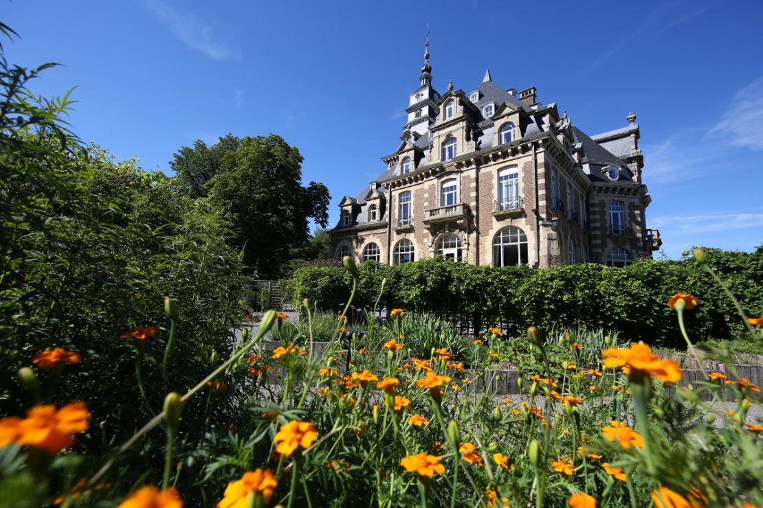 Buitenaanzicht op het kasteel van Namen met bloemen op de voorgrond