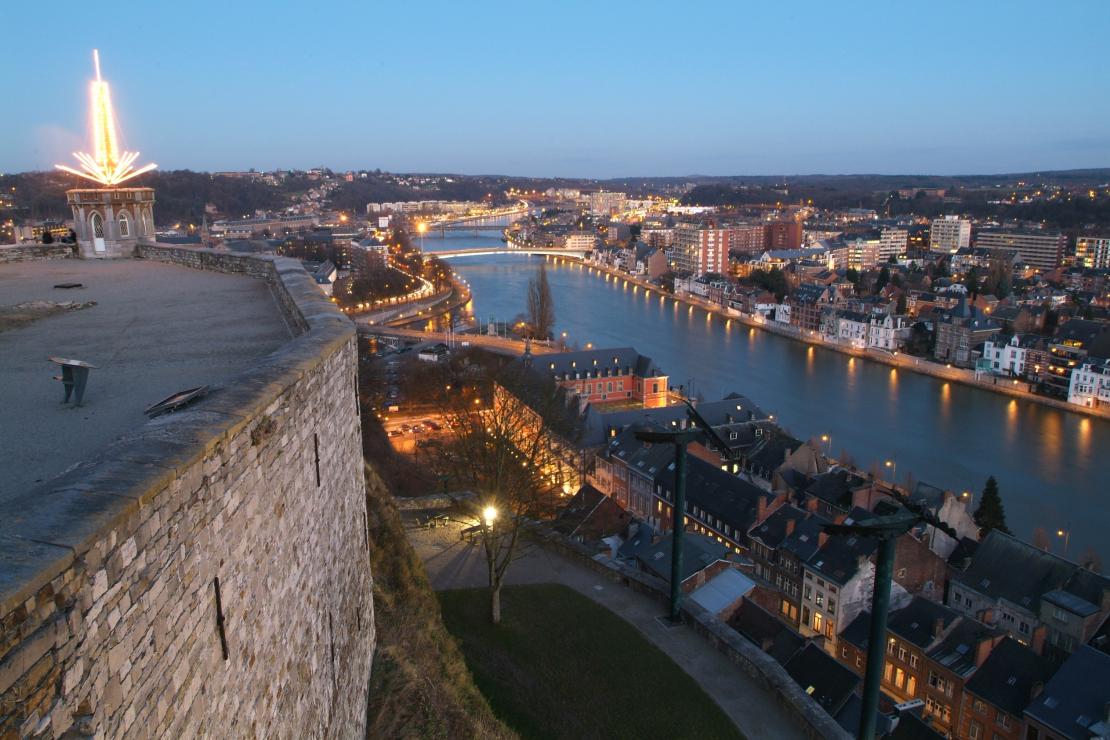 Point de vue de la Citadelle sur la ville de Namur de nuit