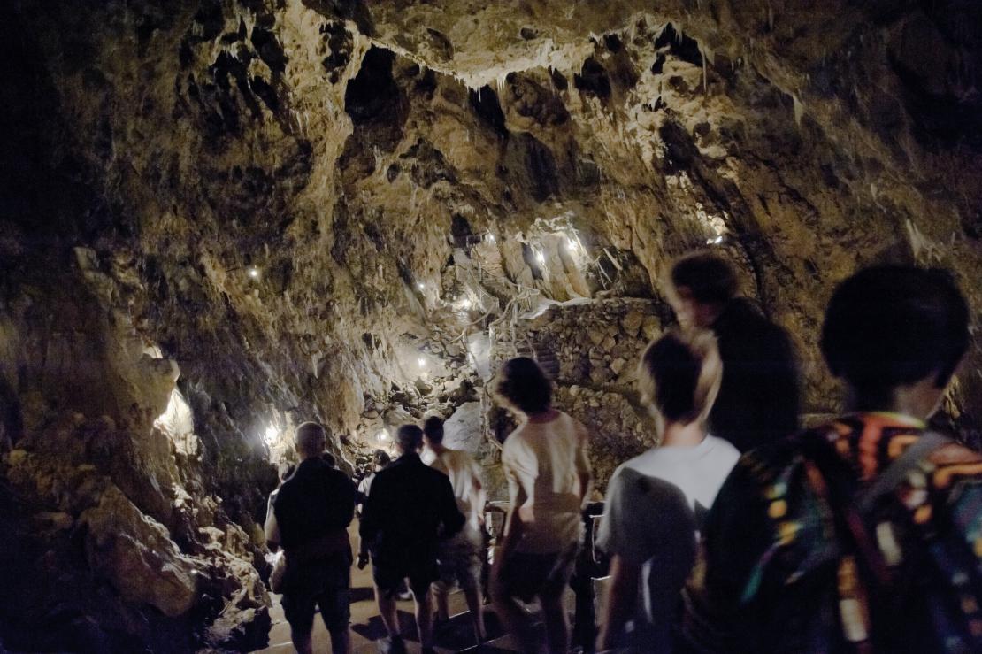 Group exploring La Merveilleuse cave in Dinant
