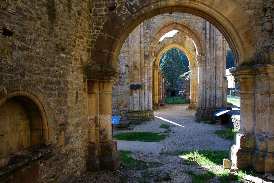 Ruines cisterciennes d’Orval, bas-côté de l’église