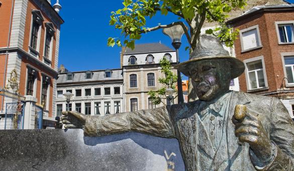 Standbeeld van Georges Simenon op de Place du Commissaire Maigret in Luik