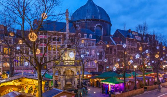 Promenez-vous dans le plus grand et plus ancien marché de Noël de Belgique, à Liège