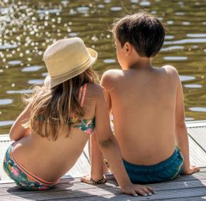 Deux enfants assis au bord de l'eau, au Lac de Nisramont à La Roche-en-Ardenne
