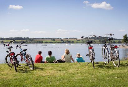 Een groep mensen neemt een pauze na een fietstocht rond de Lacs de l'Eau d'Heure.