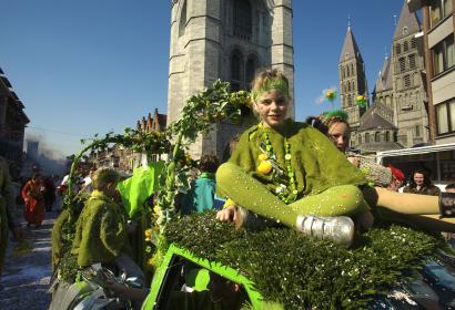 Fillette sur un char du Carnaval de Tournai