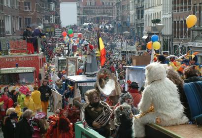 Cortège carnavalesque déambulant dans les rues